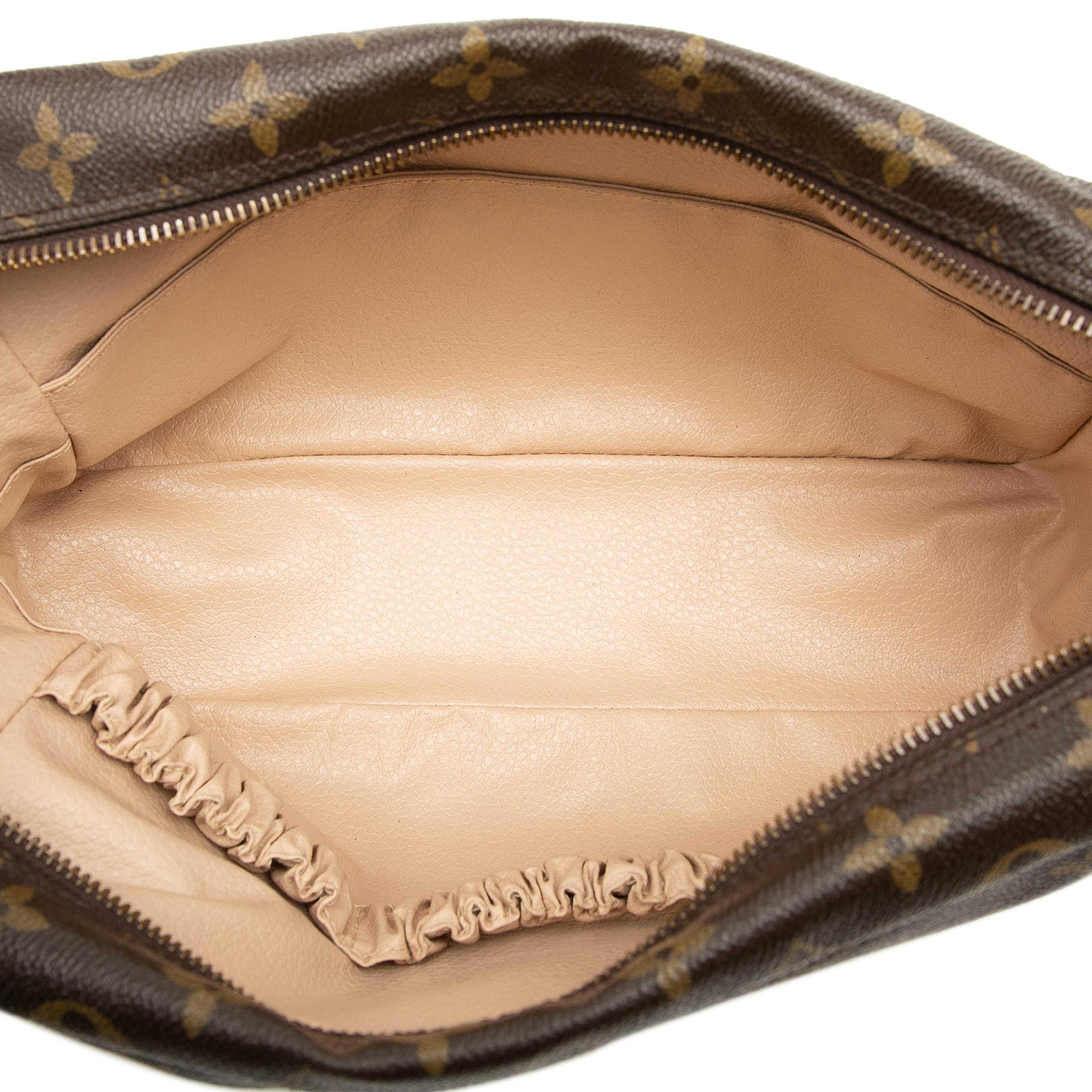 Louis Vuitton Monogram Trousse Toilette 28, från Luxclusif, i färgen brown. Klicka för att öppna bilden i stort format