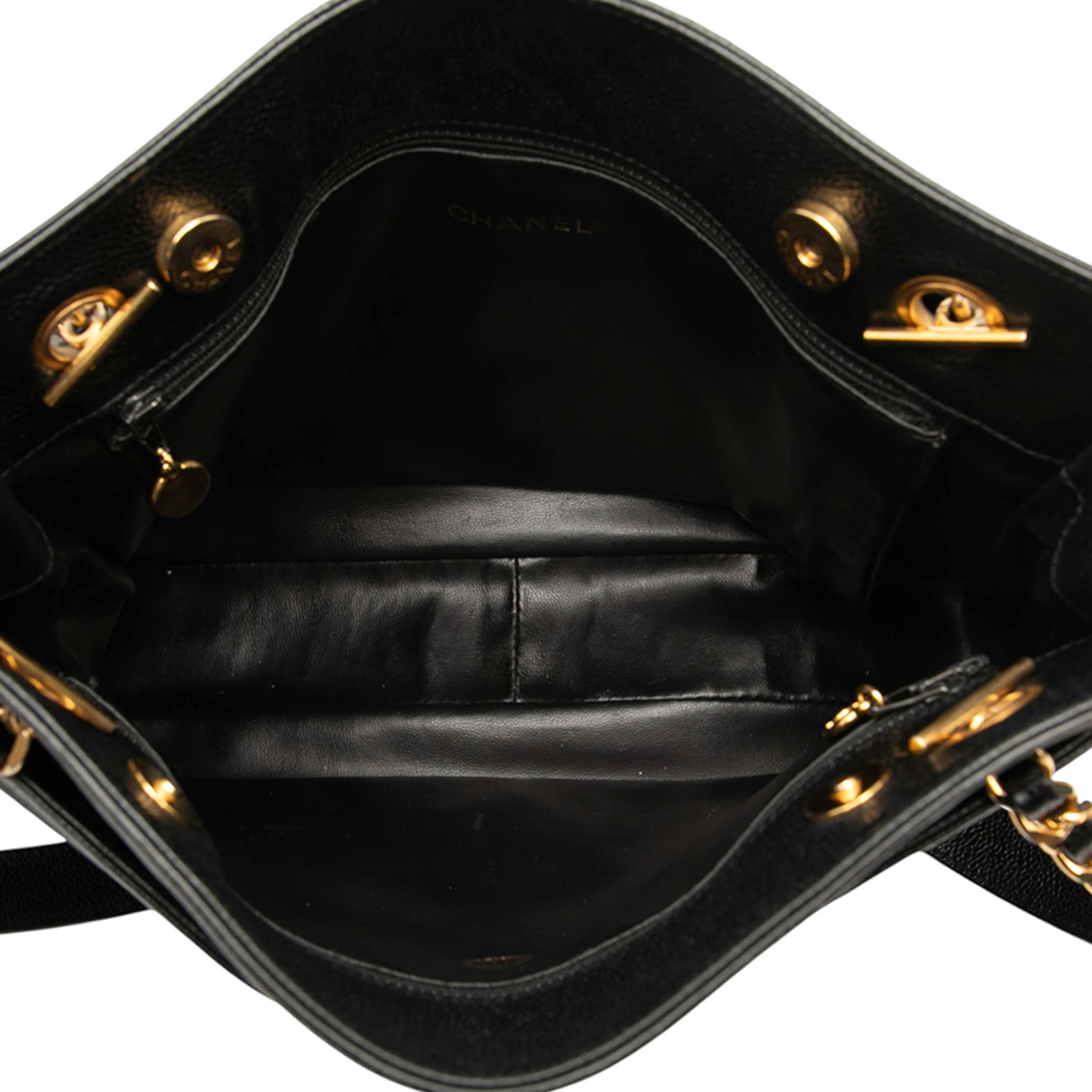 Chanel Cc Caviar Chain Tote, från Luxclusif, i färgen black. Klicka för att öppna bilden i stort format