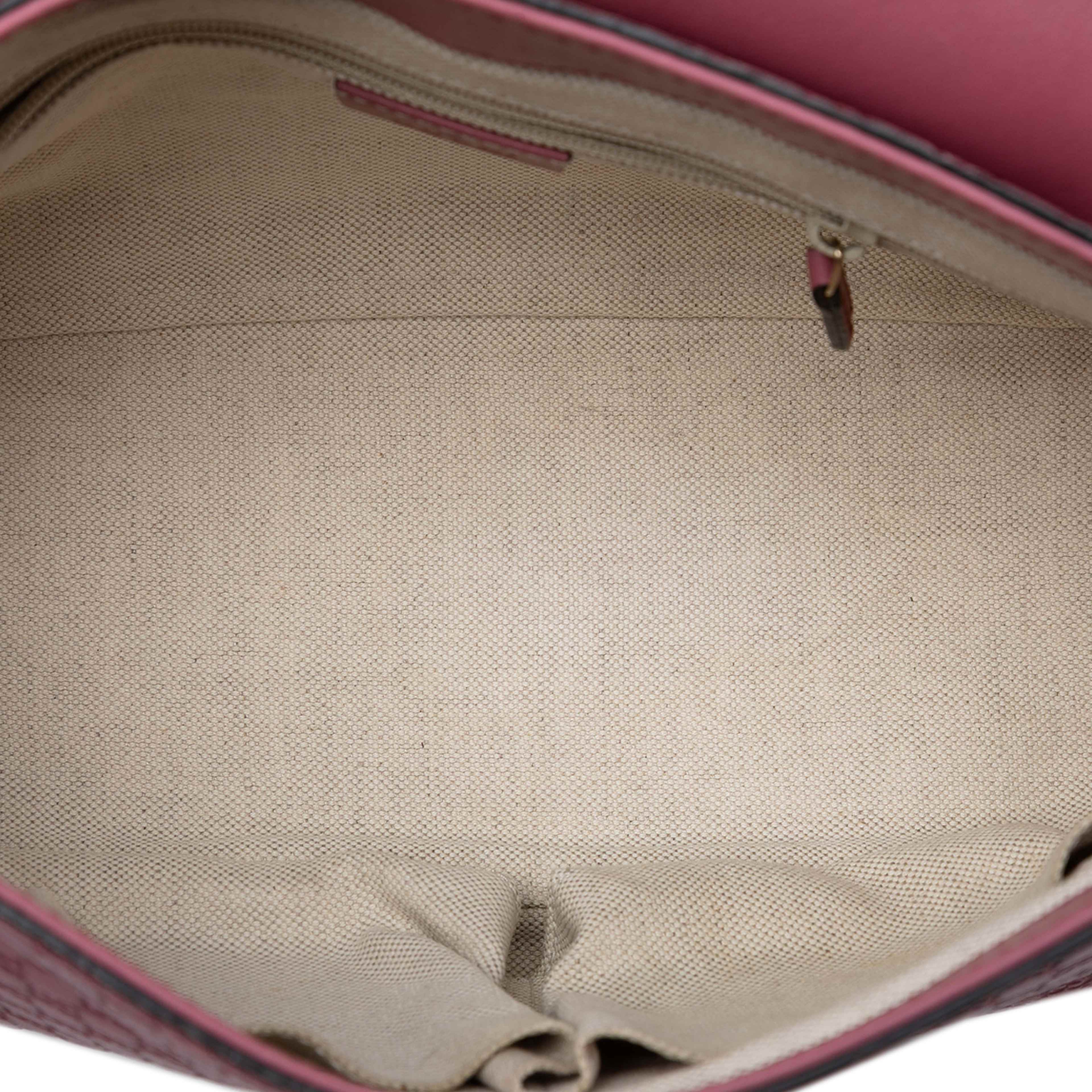 Gucci Microguccissima Sukey Crossbody, från Luxclusif, i färgen pink. Klicka för att öppna bilden i stort format