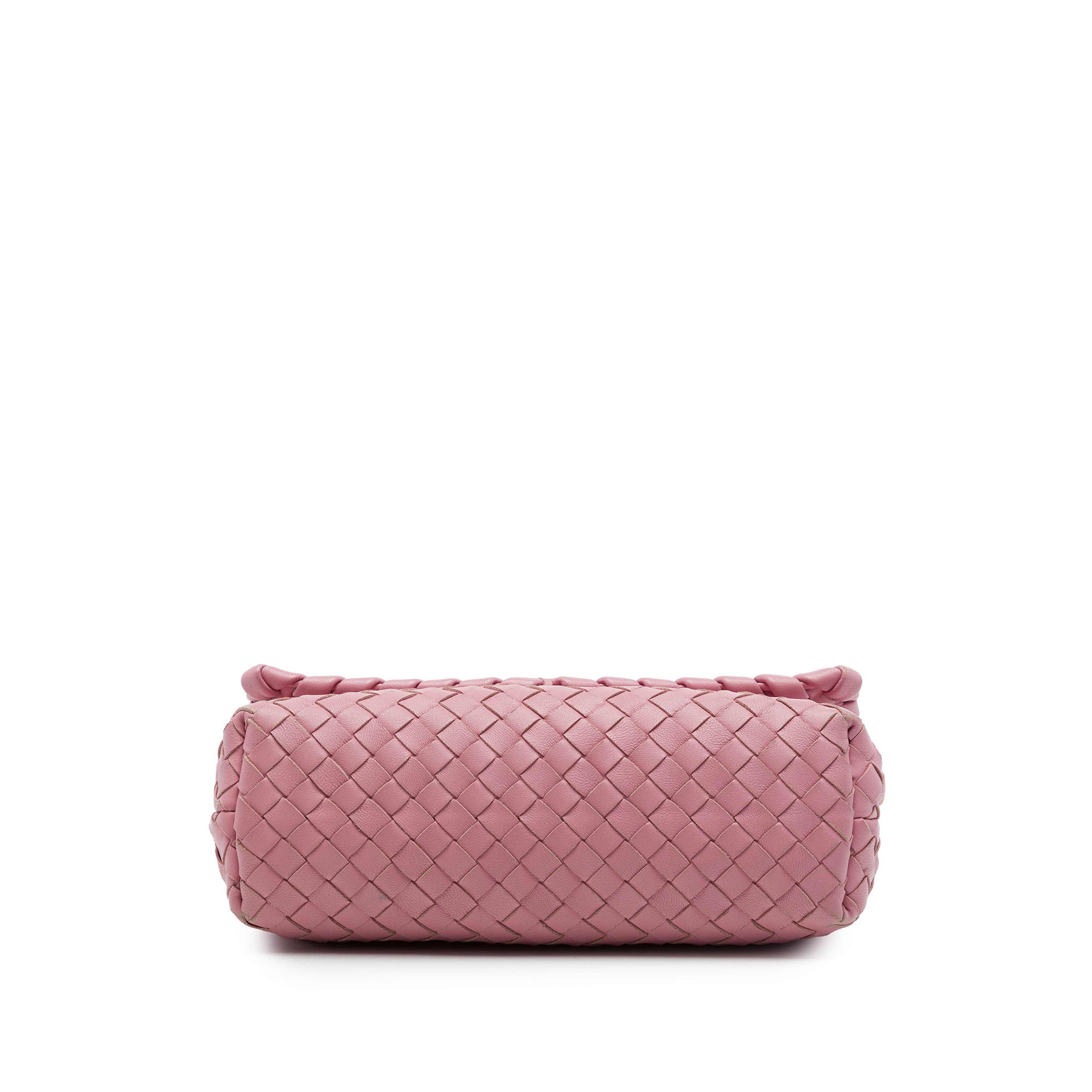 Bottega Veneta Small Nappa Intrecciato Olimpia Shoulder Bag, från Luxclusif, i färgen rosa. Klicka för att öppna bilden i stort format