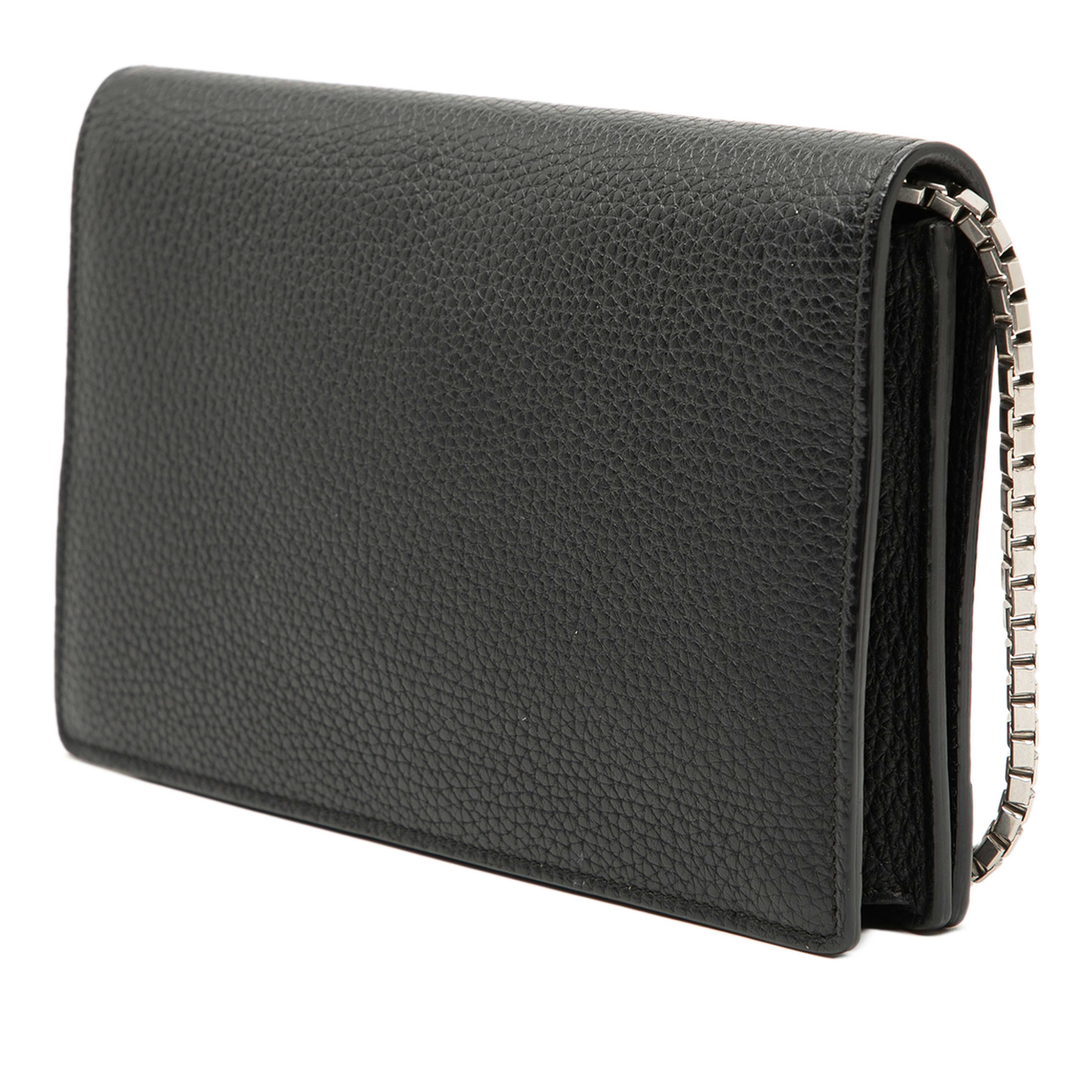 Balenciaga Calfskin Metal Plate City Wallet On Chain, från Luxclusif, i färgen svart. Klicka för att öppna bilden i stort format