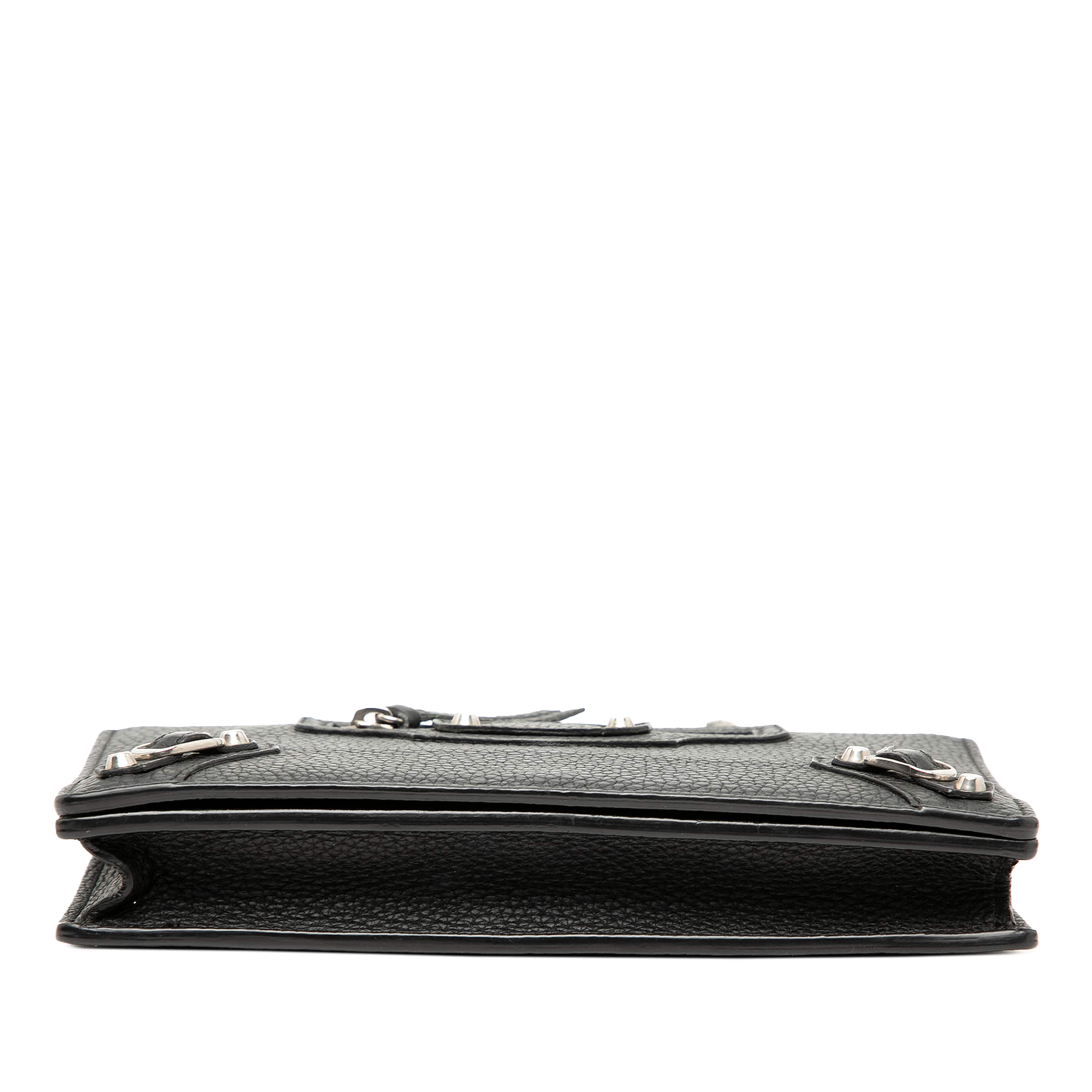 Balenciaga Calfskin Metal Plate City Wallet On Chain, från Luxclusif, i färgen svart. Klicka för att öppna bilden i stort format