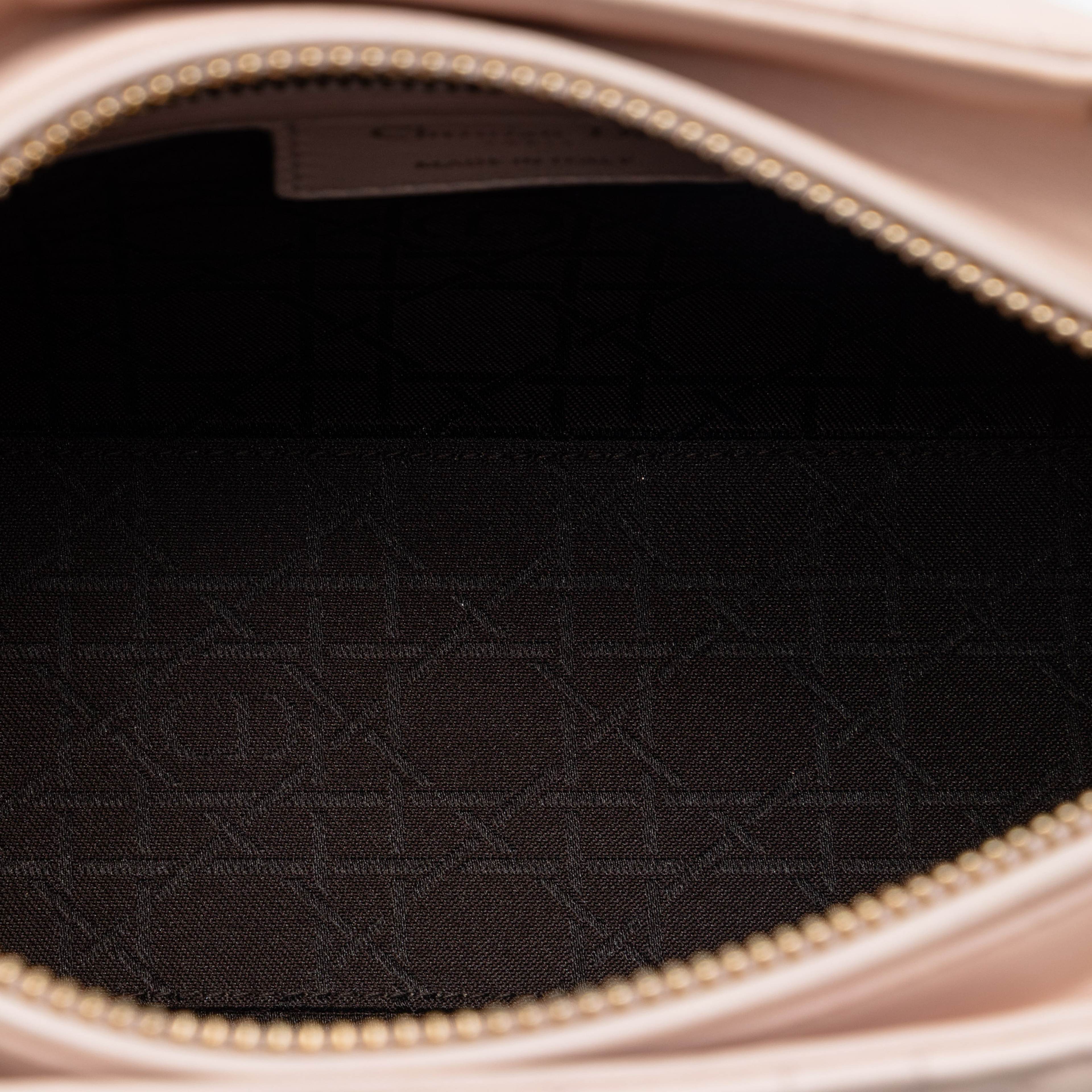Dior Medium Lambskin Cannage Lady Dior, från Luxclusif, i färgen light pink. Klicka för att öppna bilden i stort format