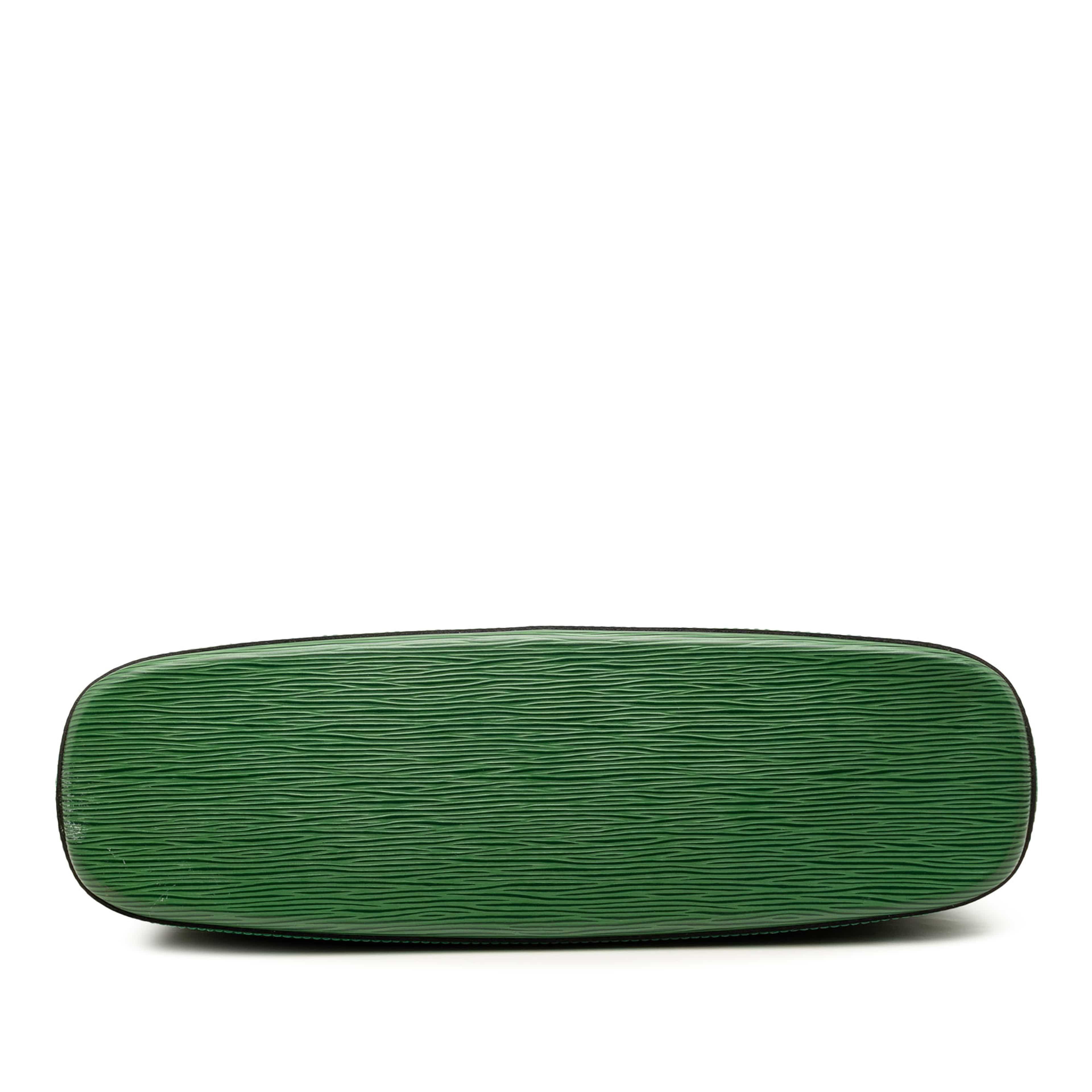 Louis Vuitton Epi Lussac, från Luxclusif, i färgen green. Klicka för att öppna bilden i stort format