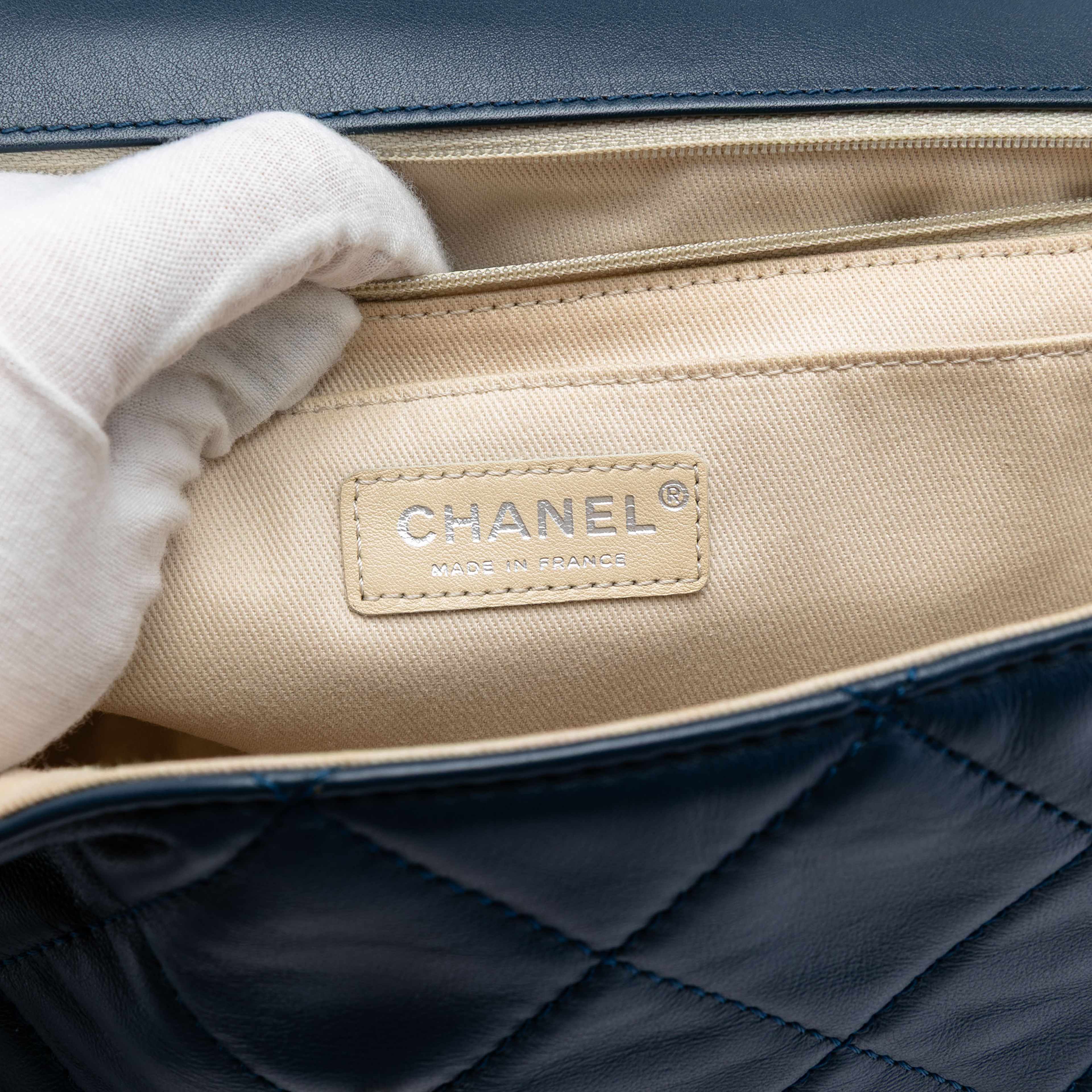 Chanel Quilted Calfskin In The Business Flap, från Luxclusif, i färgen navy. Klicka för att öppna bilden i stort format