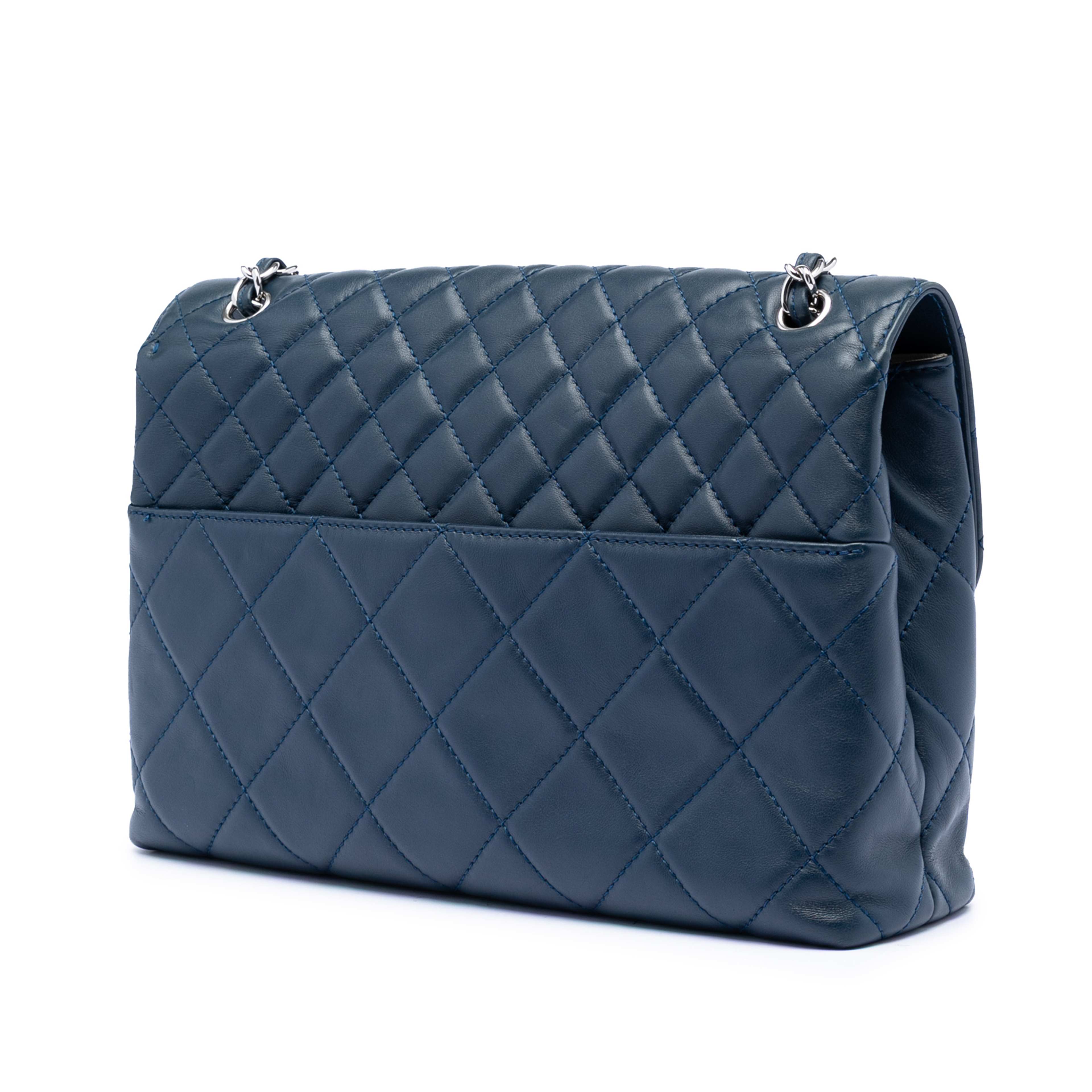 Chanel Quilted Calfskin In The Business Flap, från Luxclusif, i färgen navy. Klicka för att öppna bilden i stort format