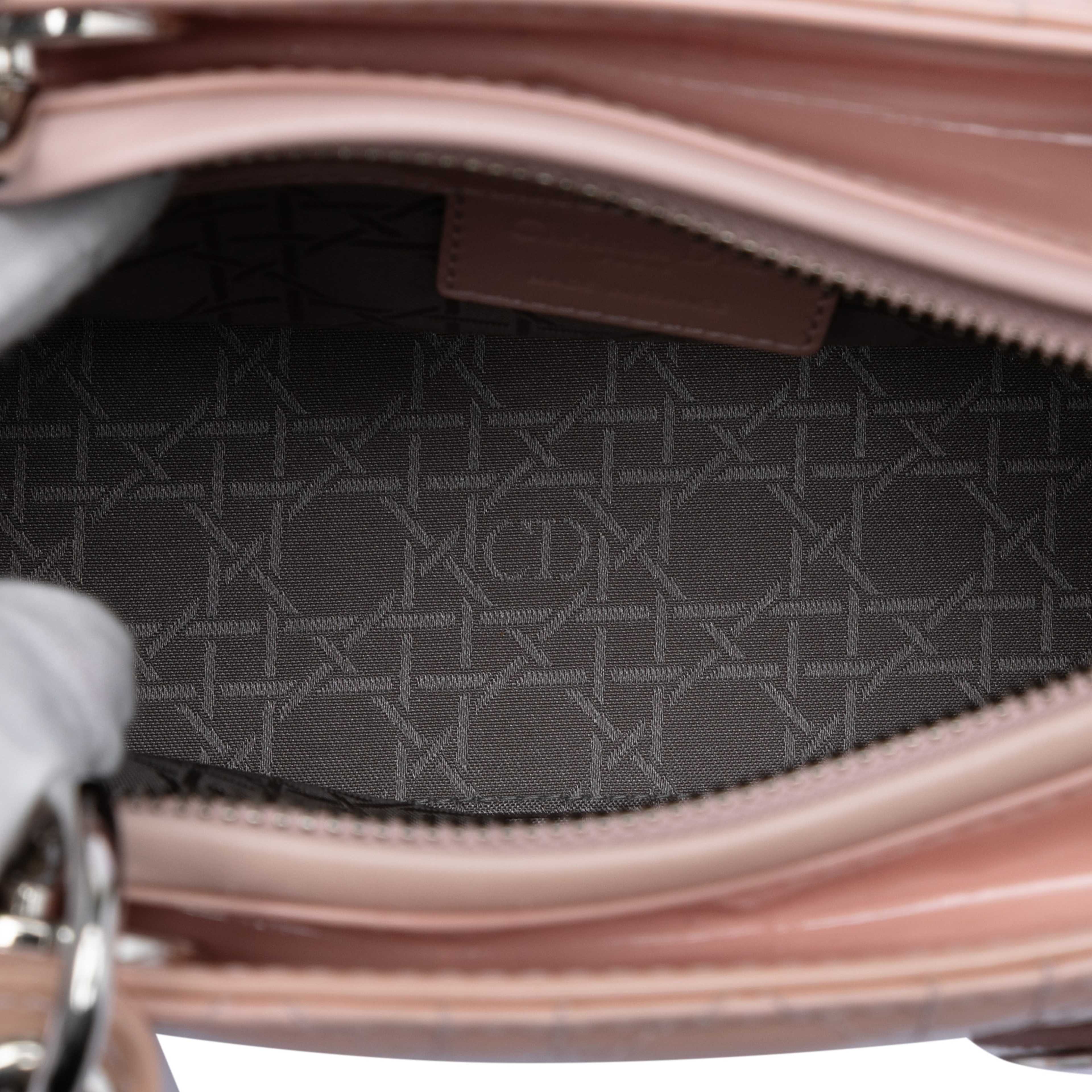 Dior Medium Patent Cannage Lady Dior, från Luxclusif, i färgen light pink. Klicka för att öppna bilden i stort format