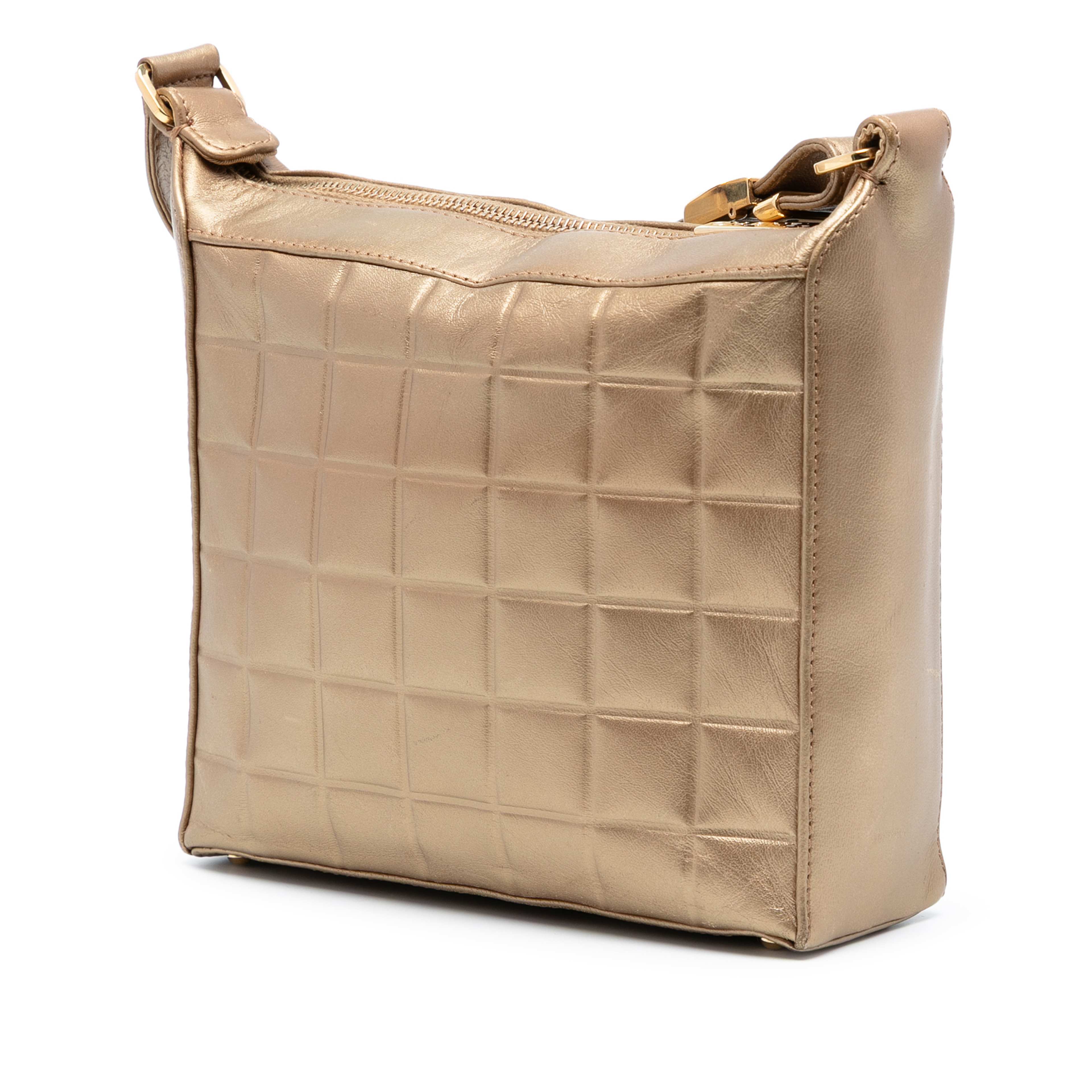 Chanel Cc Chocolate Bar Metallic Lambskin Shoulder Bag, från Luxclusif, i färgen gold. Klicka för att öppna bilden i stort format