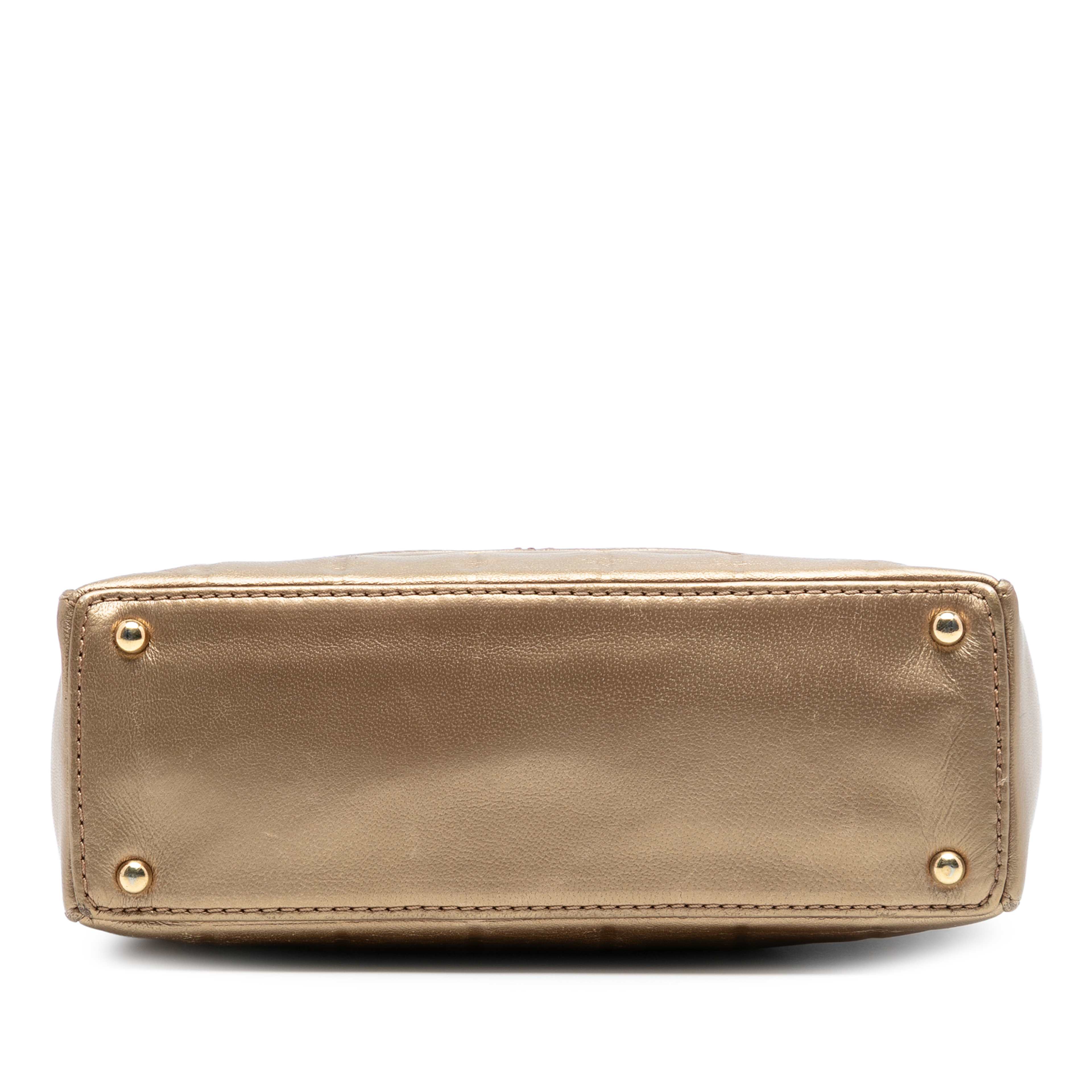 Chanel Cc Chocolate Bar Metallic Lambskin Shoulder Bag, från Luxclusif, i färgen gold. Klicka för att öppna bilden i stort format