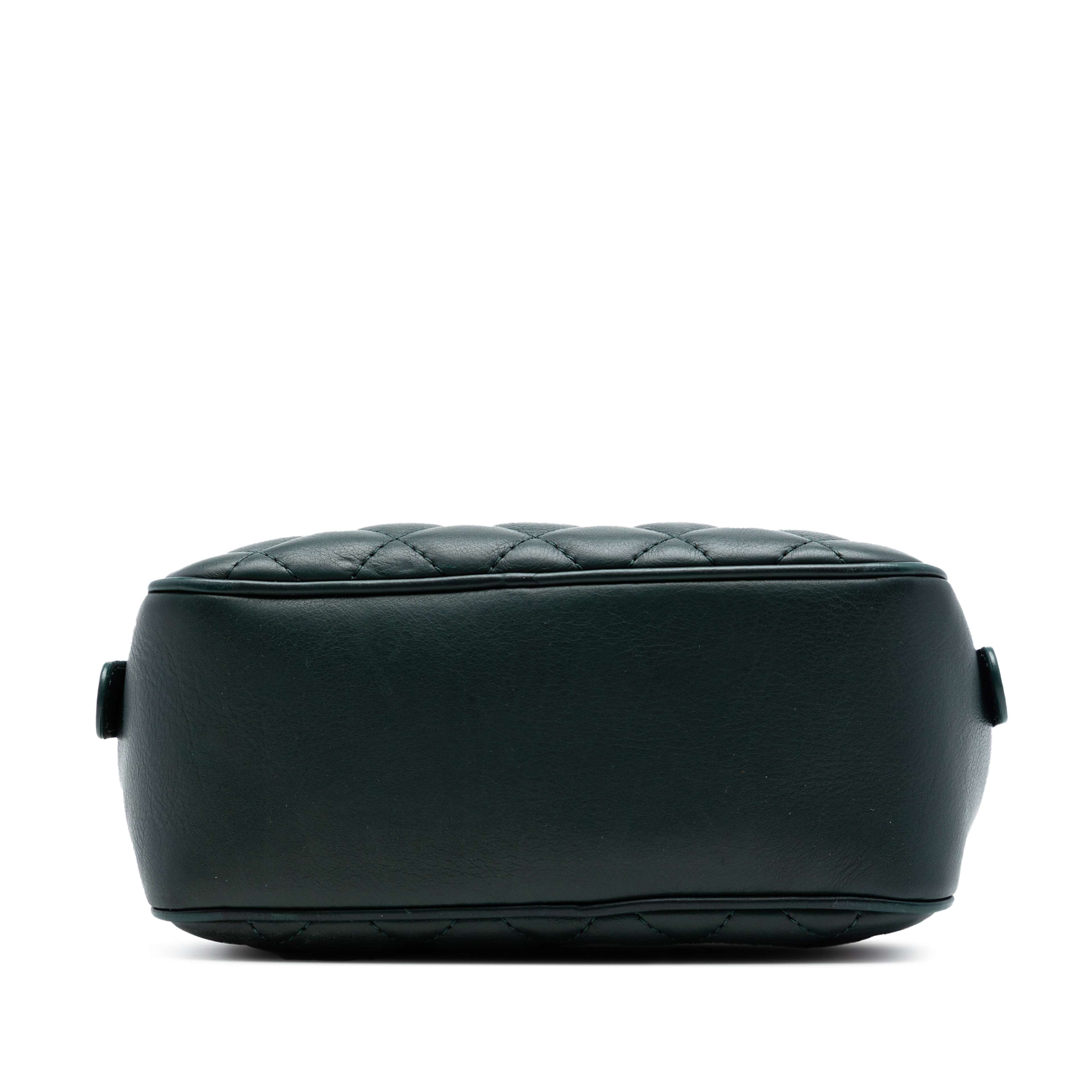 Chanel Small Cc Quilted Calfskin Top Handle Vanity Case With Chain, från Luxclusif, i färgen dark green. Klicka för att öppna bilden i stort format