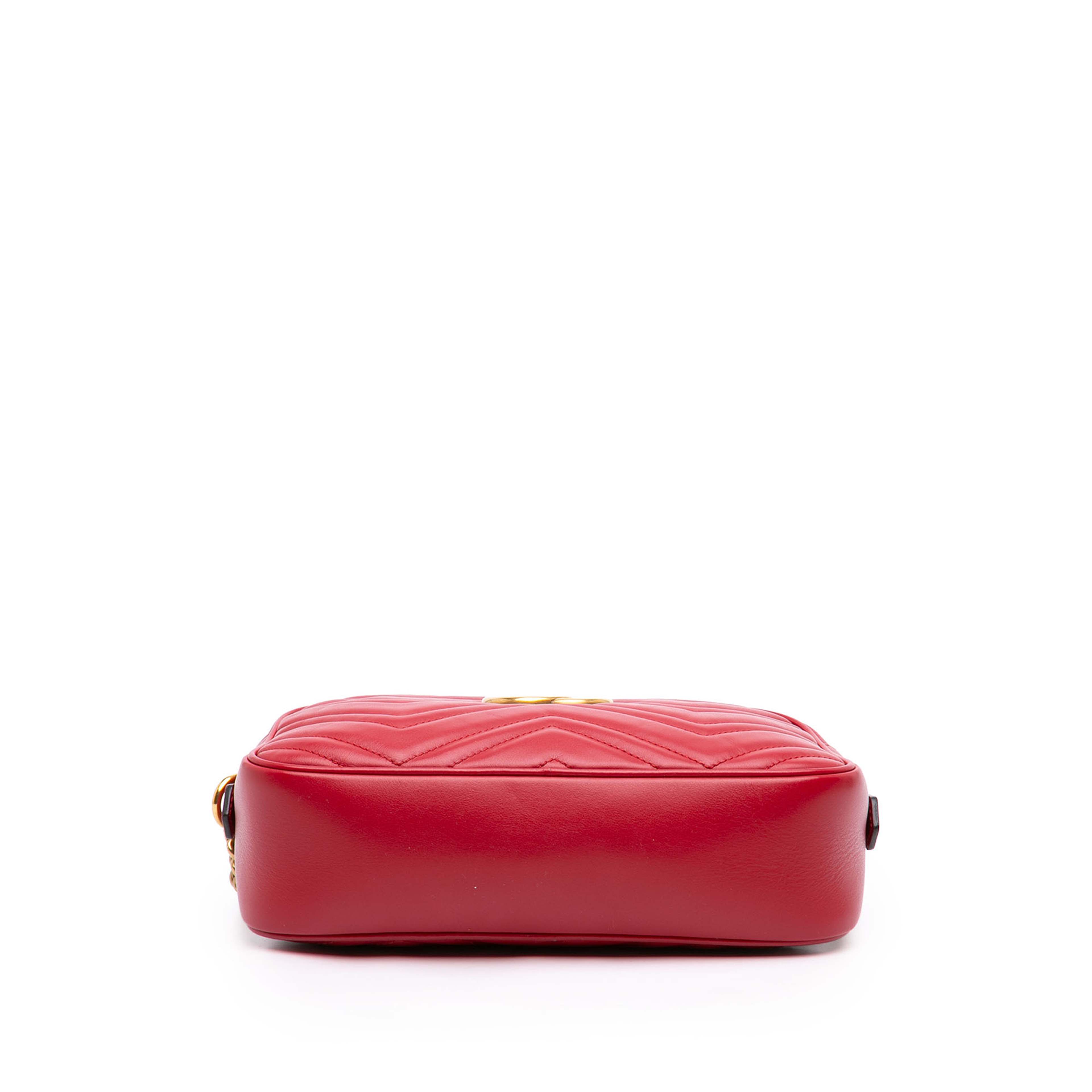 Gucci Small Gg Marmont Matelasse Leather Crossbody, från Luxclusif, i färgen röd. Klicka för att öppna bilden i stort format
