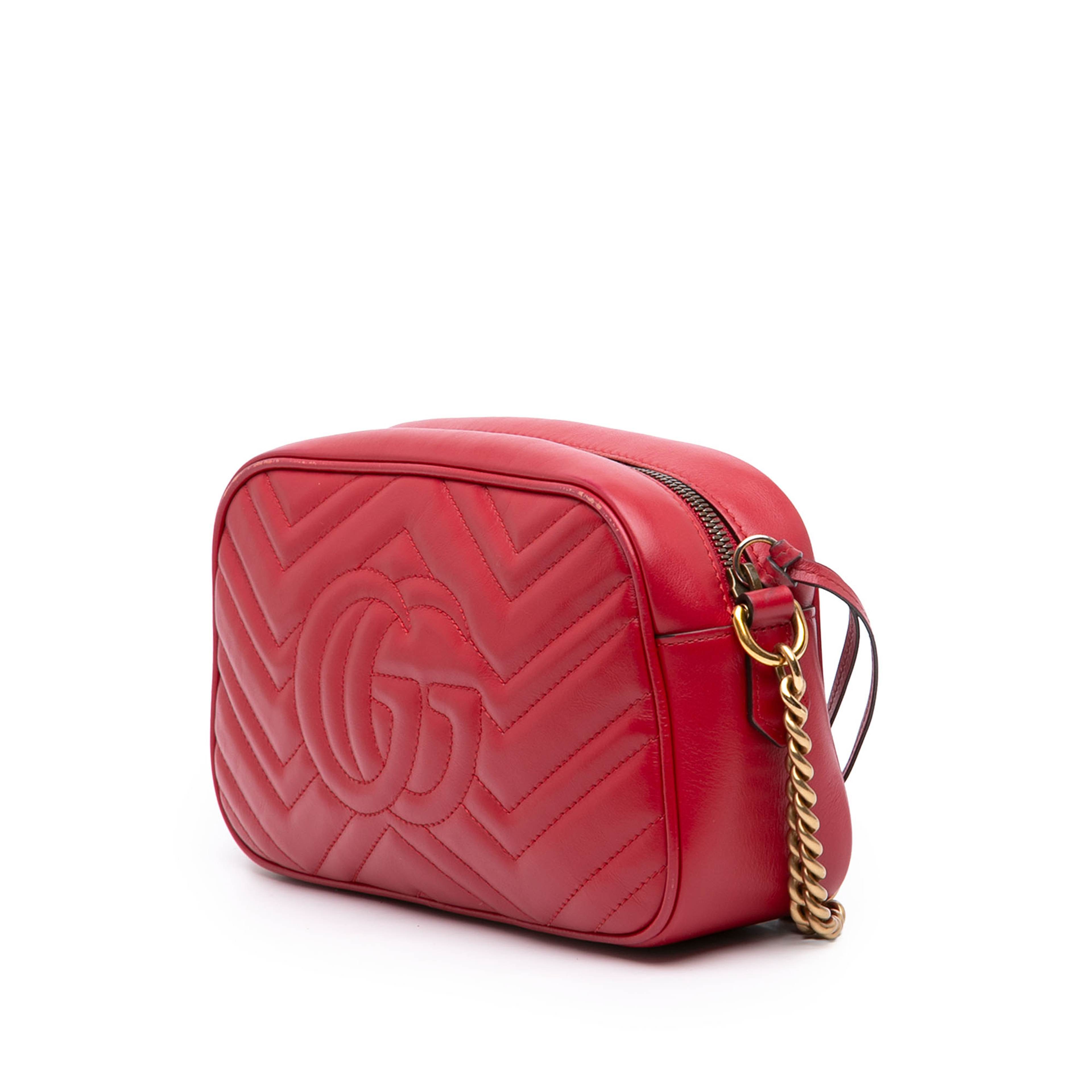 Gucci Small Gg Marmont Matelasse Leather Crossbody, från Luxclusif, i färgen röd. Klicka för att öppna bilden i stort format