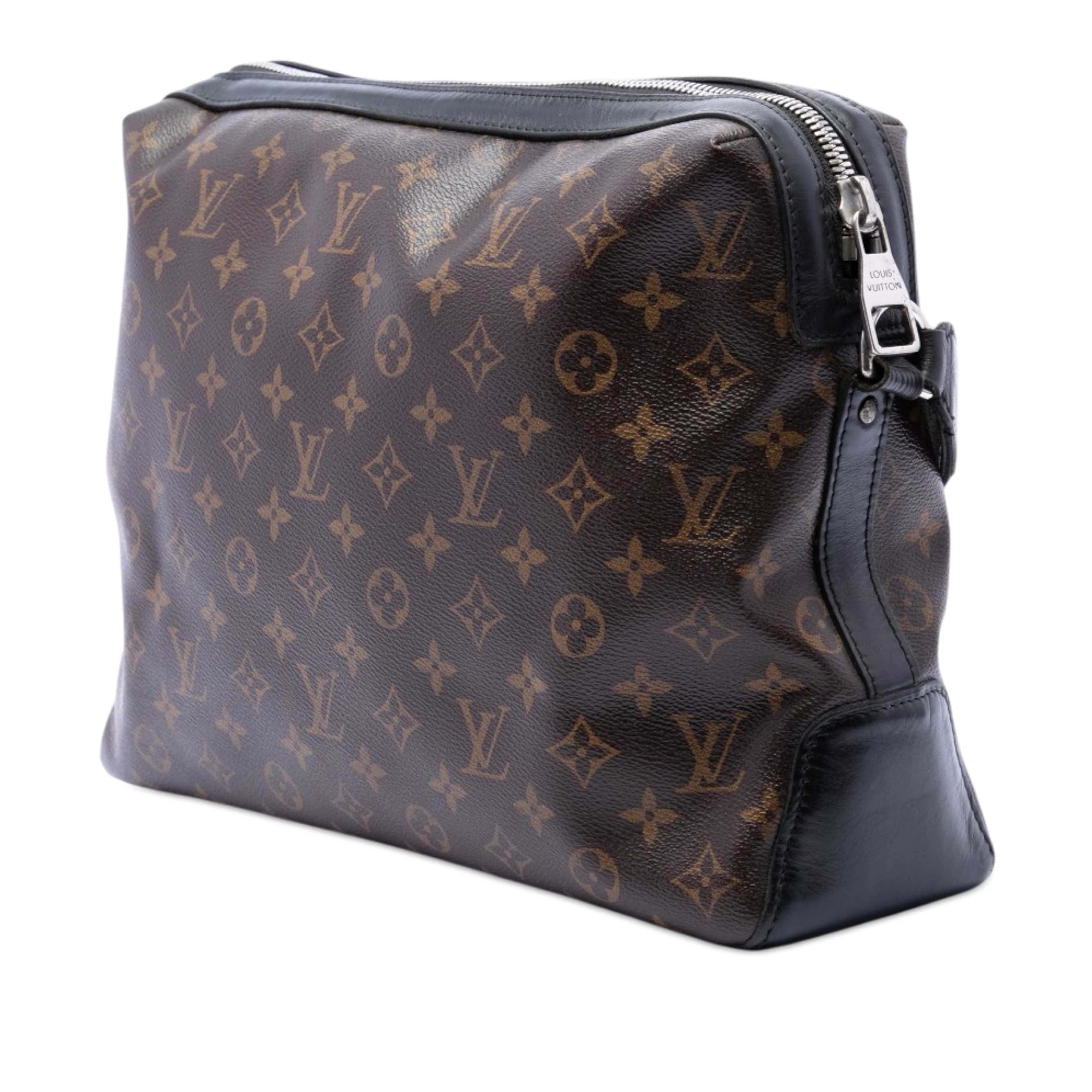 Louis Vuitton Monogram Macassar Torres Messenger Bag, från Luxclusif, i färgen brun. Klicka för att öppna bilden i stort format