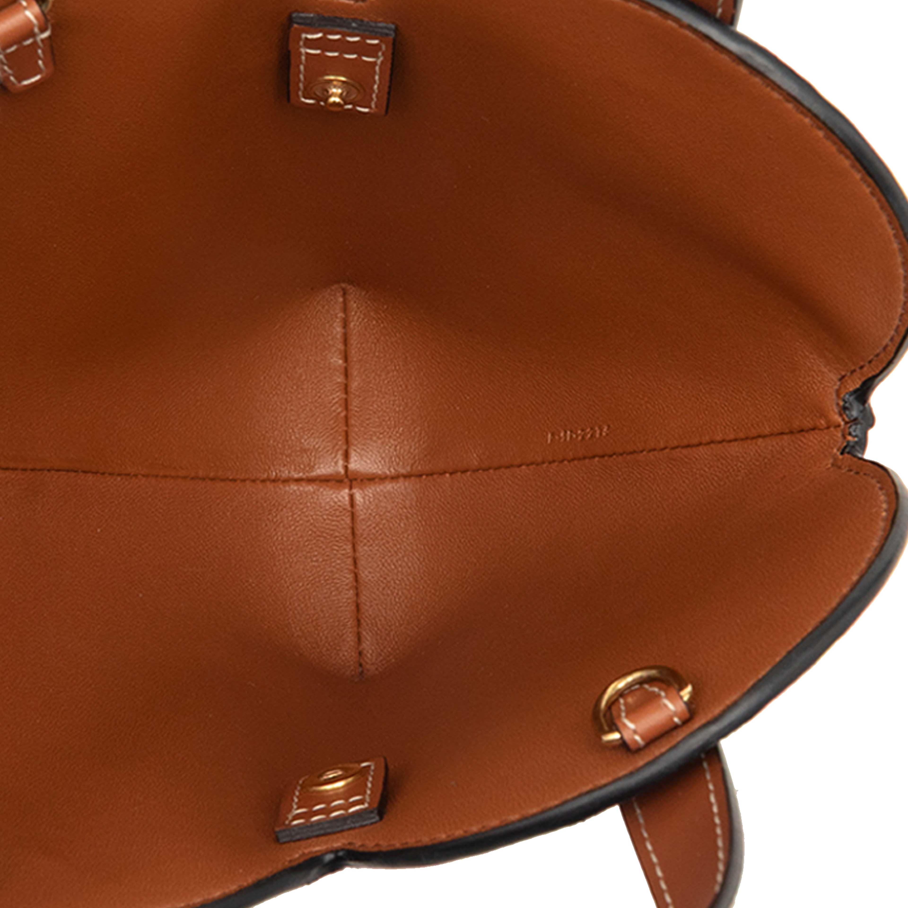 Celine Teen Triomphe Coated Canvas Coeur Satchel, från Luxclusif, i färgen dark brown. Klicka för att öppna bilden i stort format