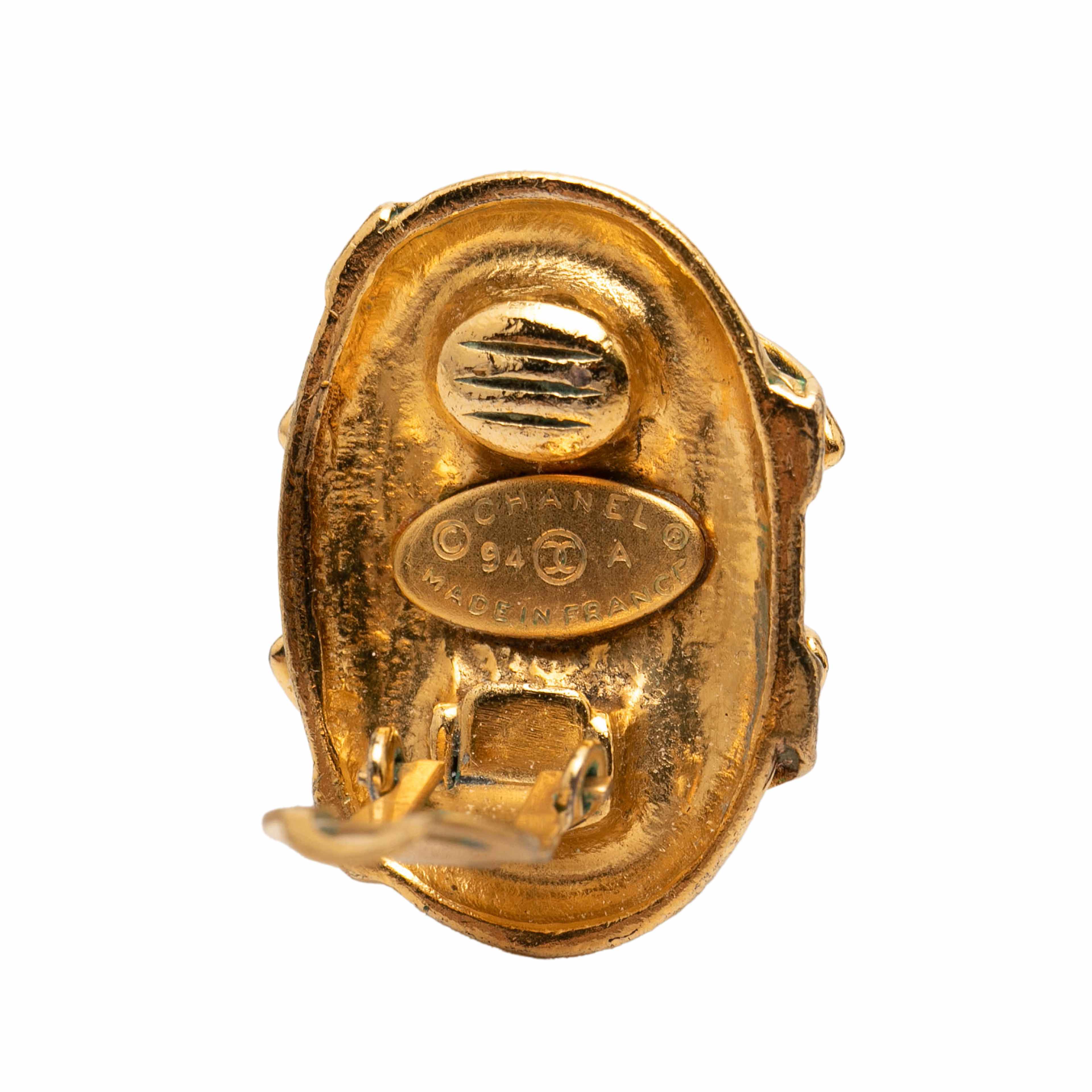 Chanel Cc Gold Plated Oval Clip On Earrings, från Luxclusif, i färgen gold. Klicka för att öppna bilden i stort format