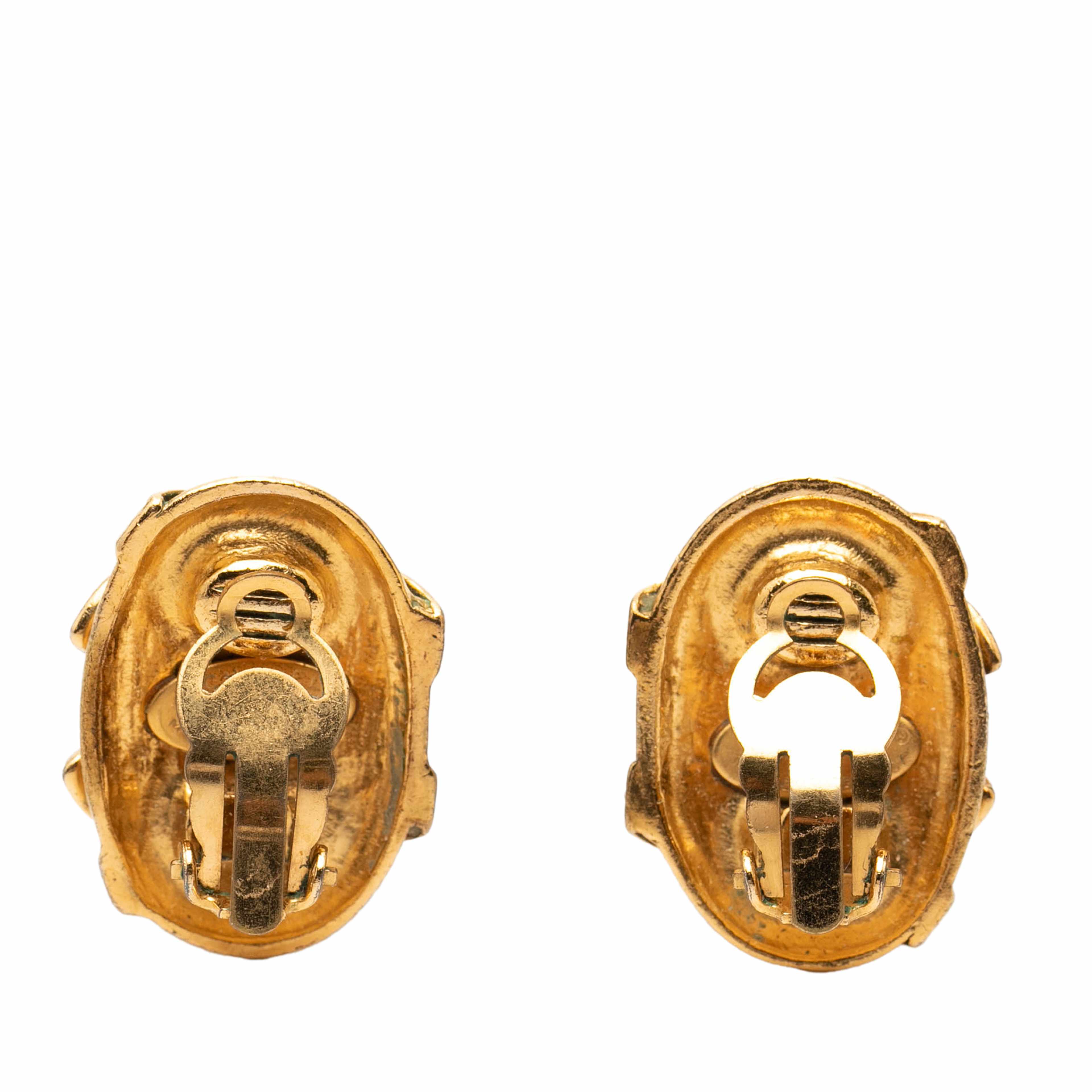 Chanel Cc Gold Plated Oval Clip On Earrings, från Luxclusif, i färgen guld. Klicka för att öppna bilden i stort format