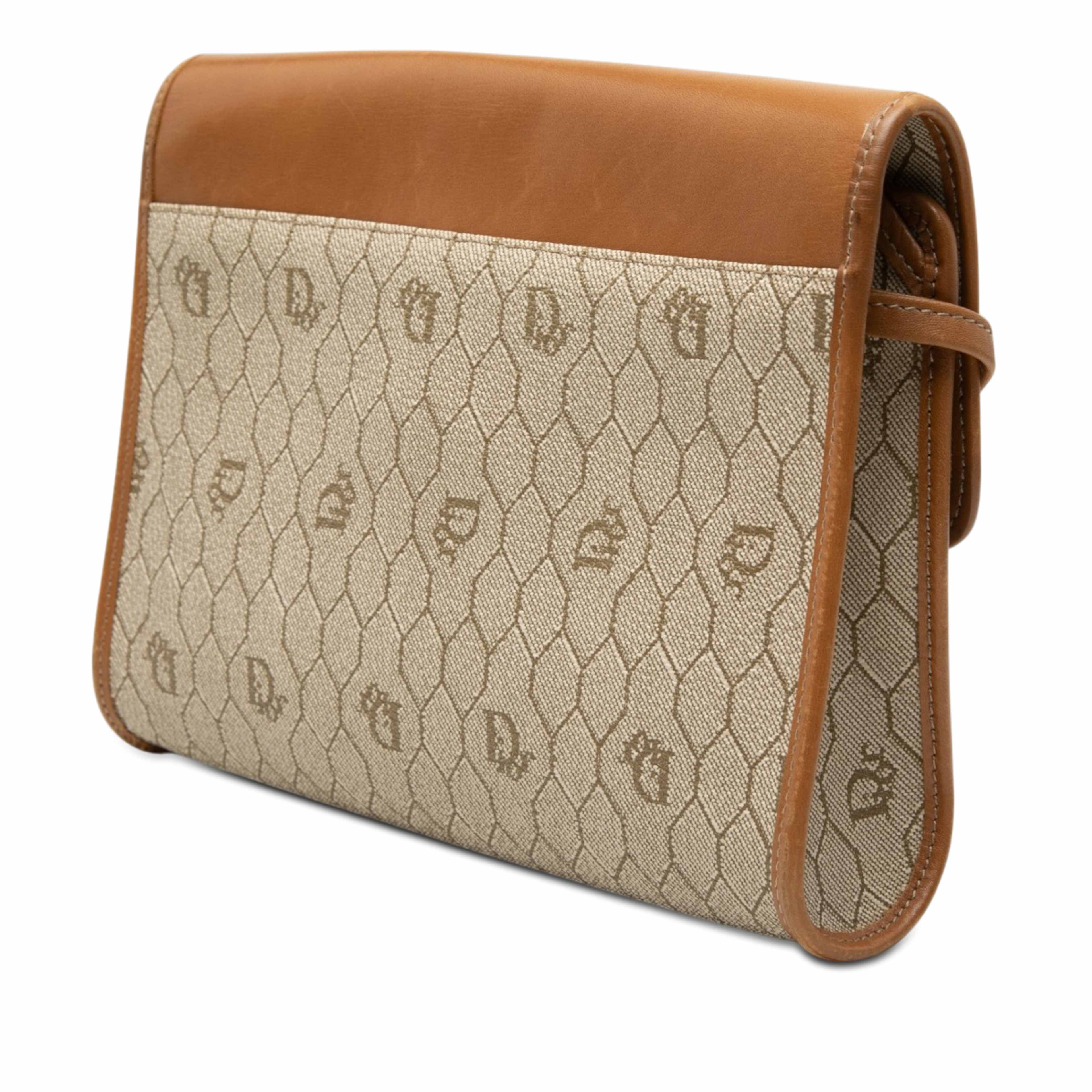 Dior Honeycomb Coated Canvas Crossbody, från Luxclusif, i färgen beige. Klicka för att öppna bilden i stort format