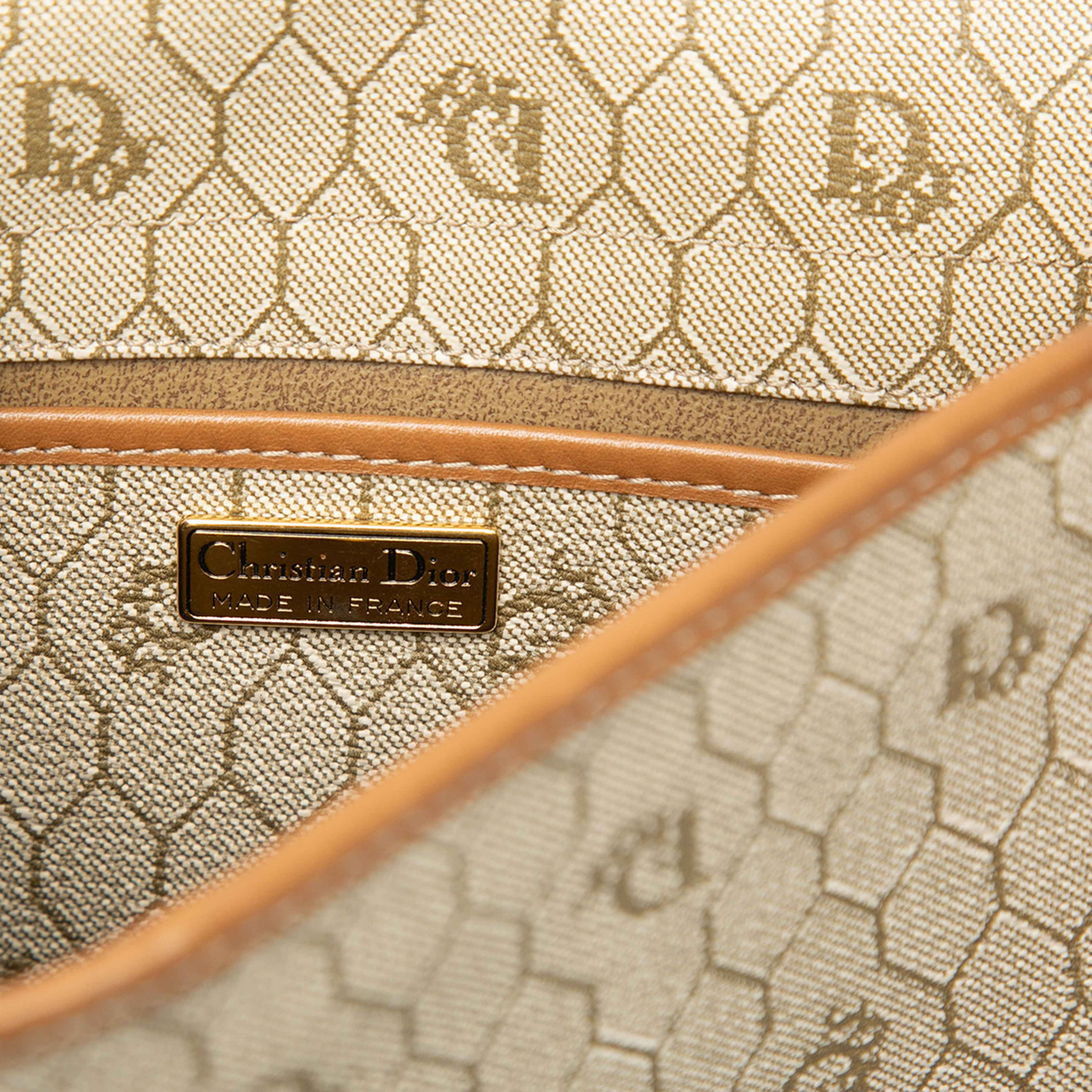 Dior Honeycomb Coated Canvas Crossbody, från Luxclusif, i färgen beige. Klicka för att öppna bilden i stort format