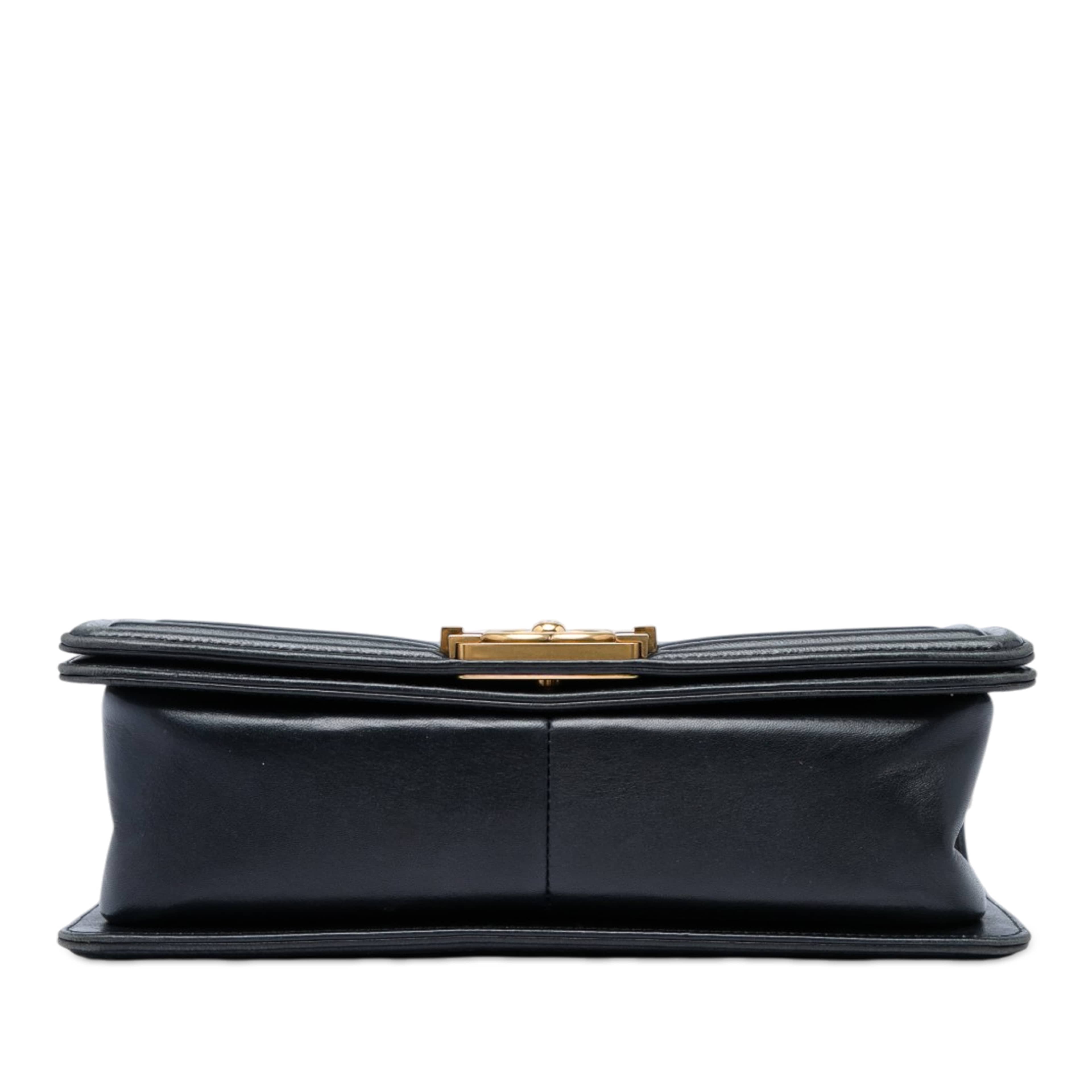Chanel Old Medium Quilted Lambskin Boy Flap, från Luxclusif, i färgen svart. Klicka för att öppna bilden i stort format