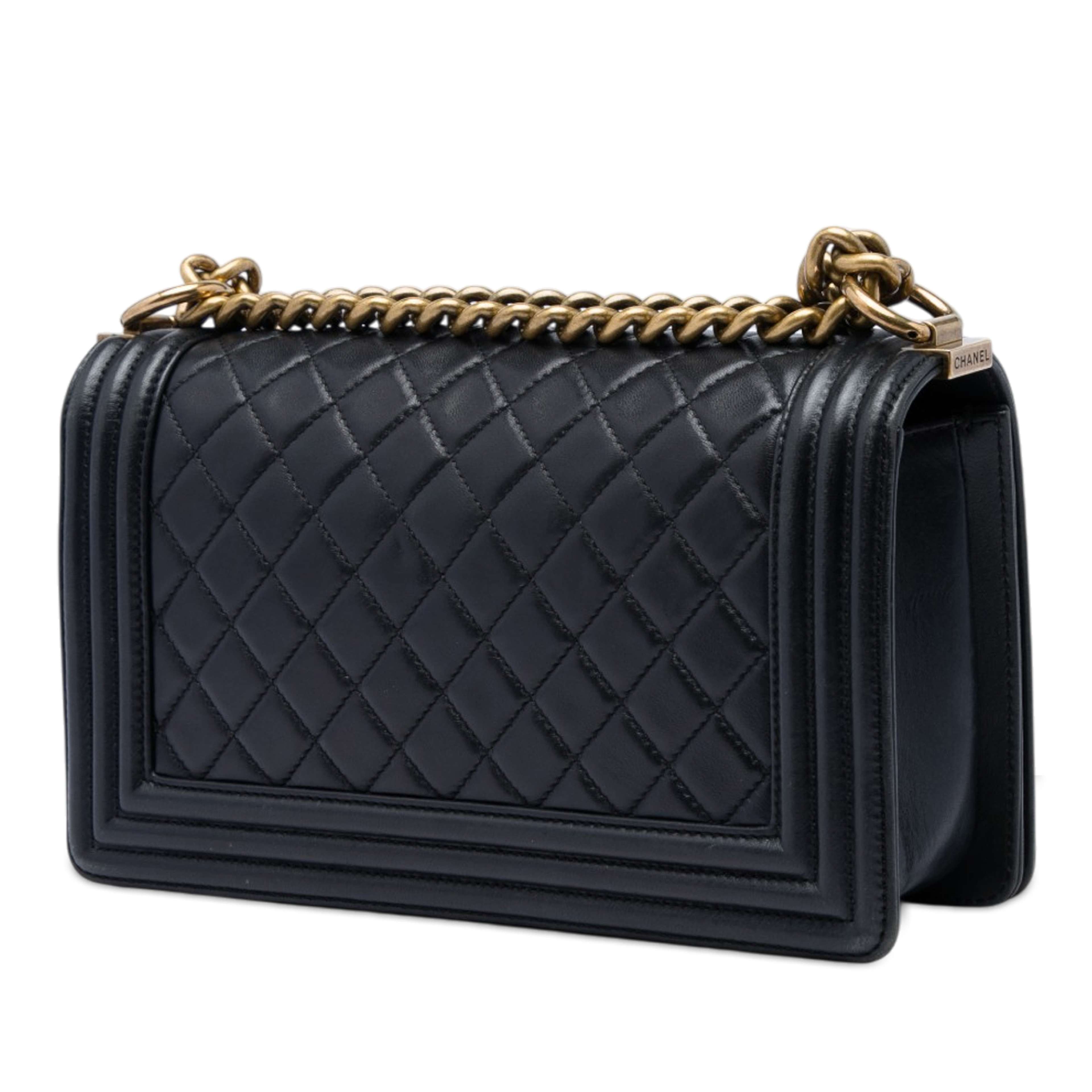 Chanel Old Medium Quilted Lambskin Boy Flap, från Luxclusif, i färgen svart. Klicka för att öppna bilden i stort format