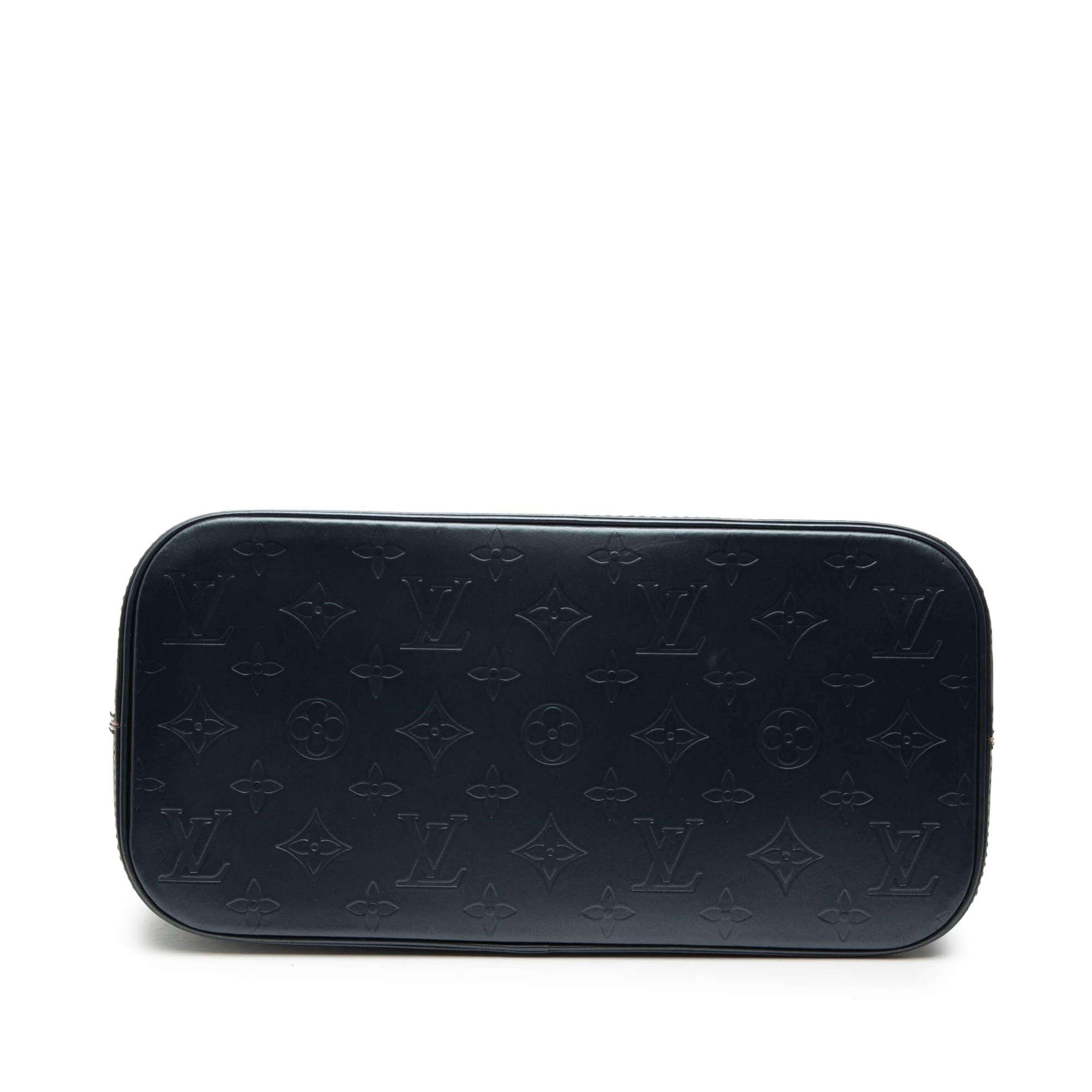 Louis Vuitton Monogram Mat Stockton, från Luxclusif, i färgen dark blue. Klicka för att öppna bilden i stort format