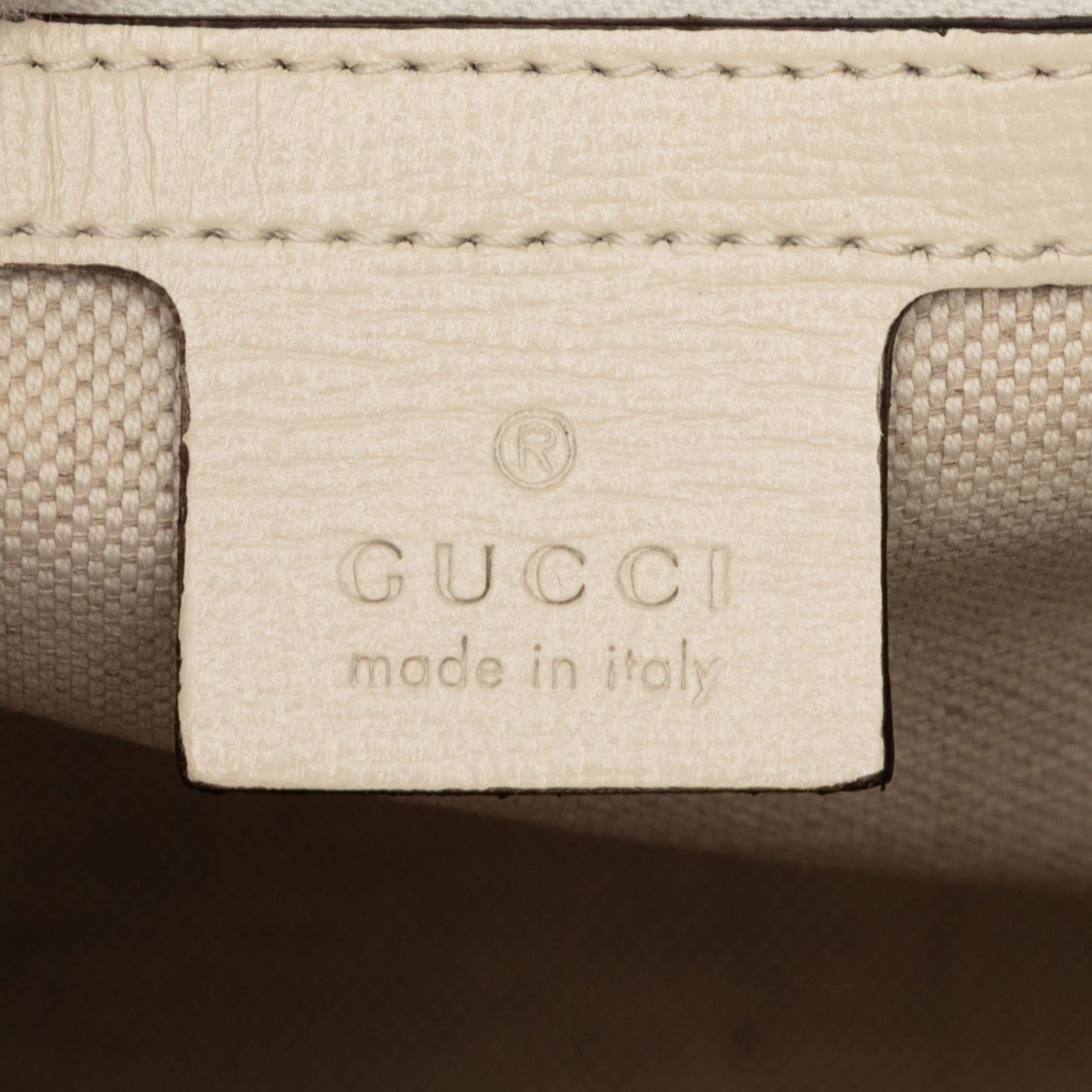 Gucci Small Gg Supreme Horsebit 1955 Satchel, från Luxclusif, i färgen beige. Klicka för att öppna bilden i stort format