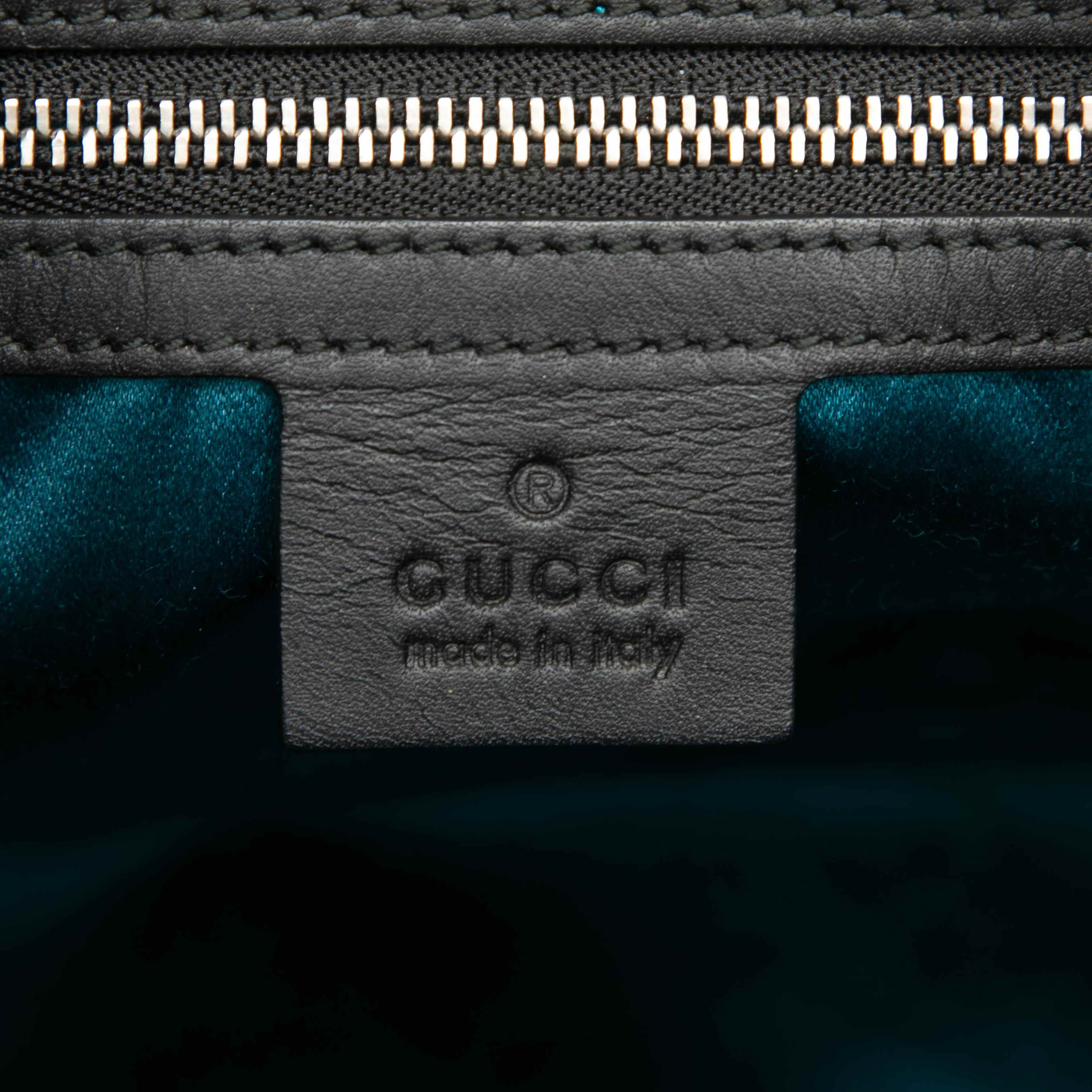 Gucci Suede Dionysus Bucket Bag, från Luxclusif, i färgen röd. Klicka för att öppna bilden i stort format