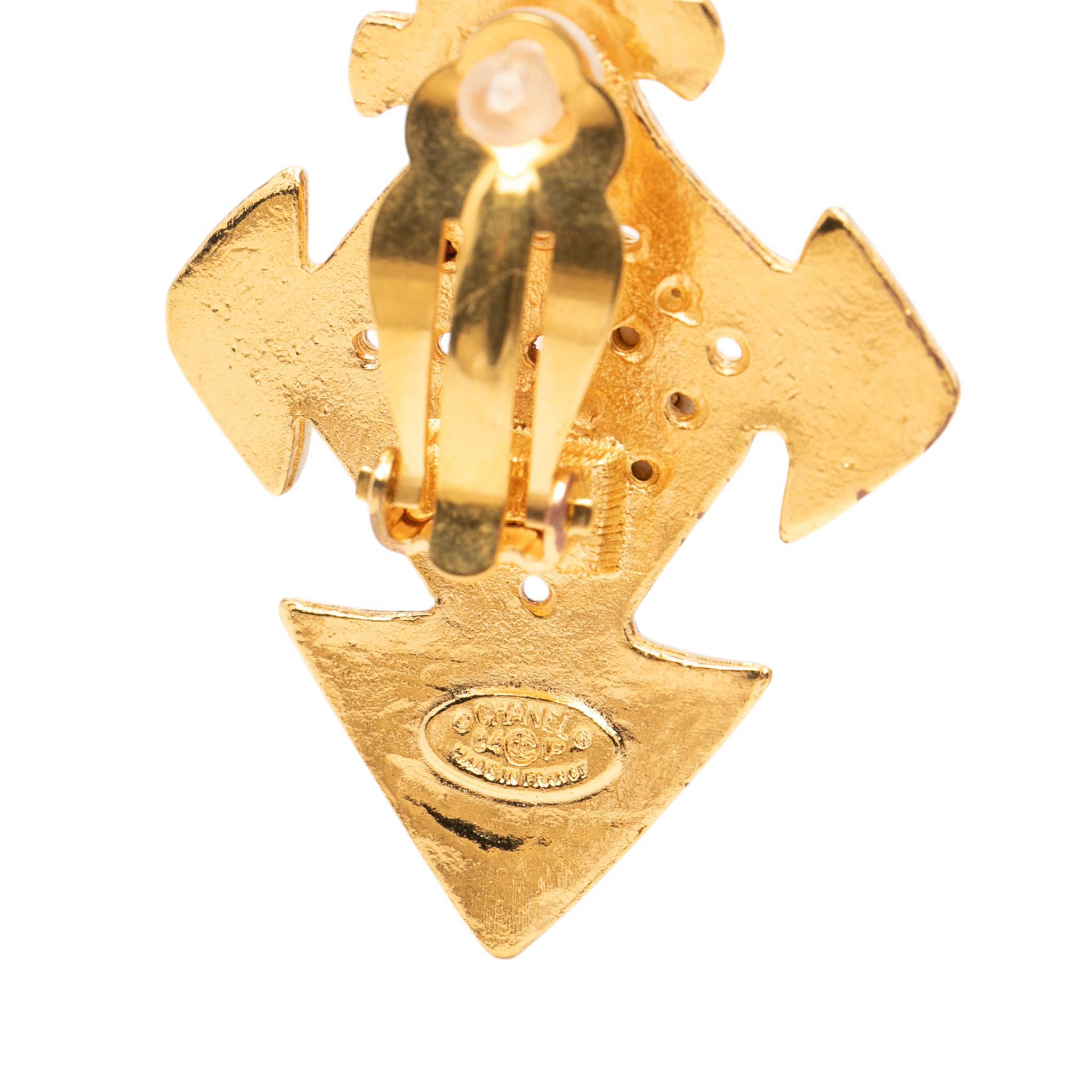 Chanel Cc Gold Plated Cross Clip On Earrings, från Luxclusif, i färgen gold. Klicka för att öppna bilden i stort format