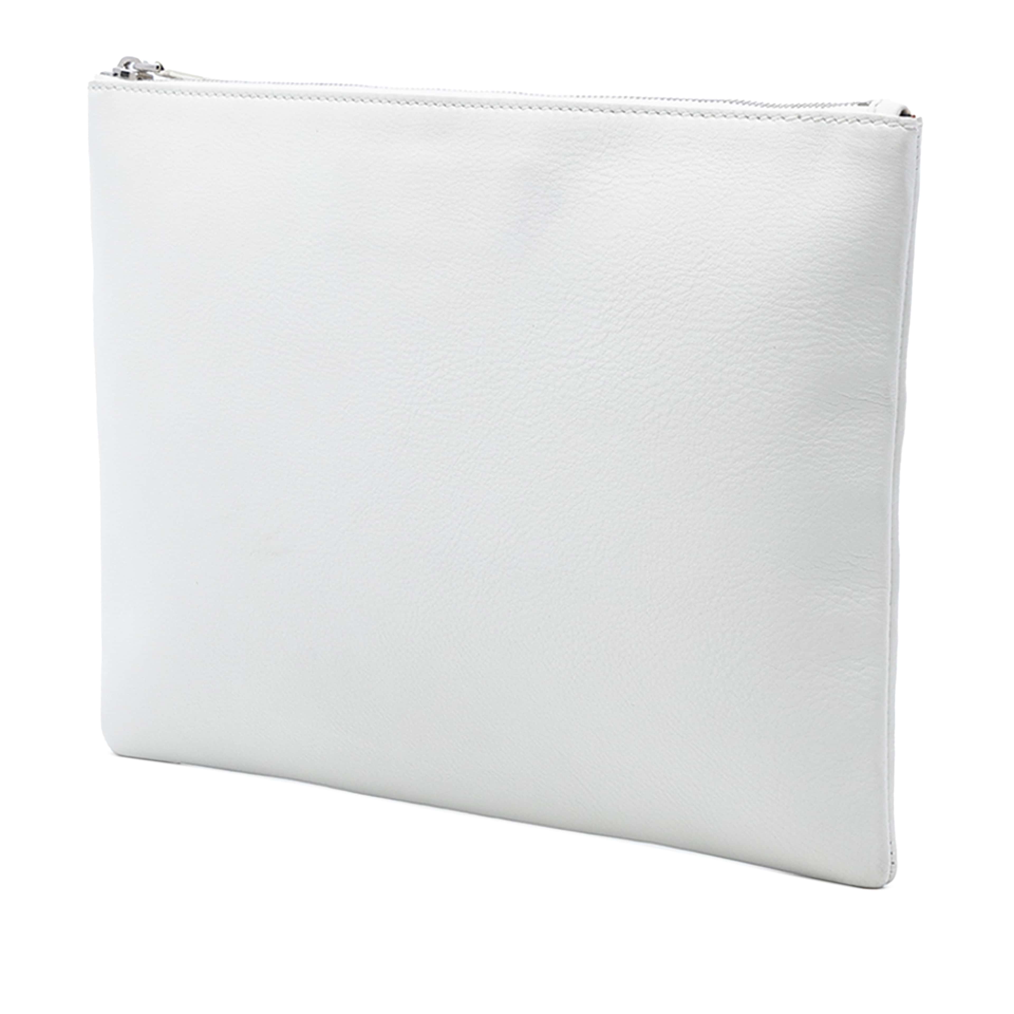 Balenciaga Leather Everyday Clutch, från Luxclusif, i färgen white. Klicka för att öppna bilden i stort format