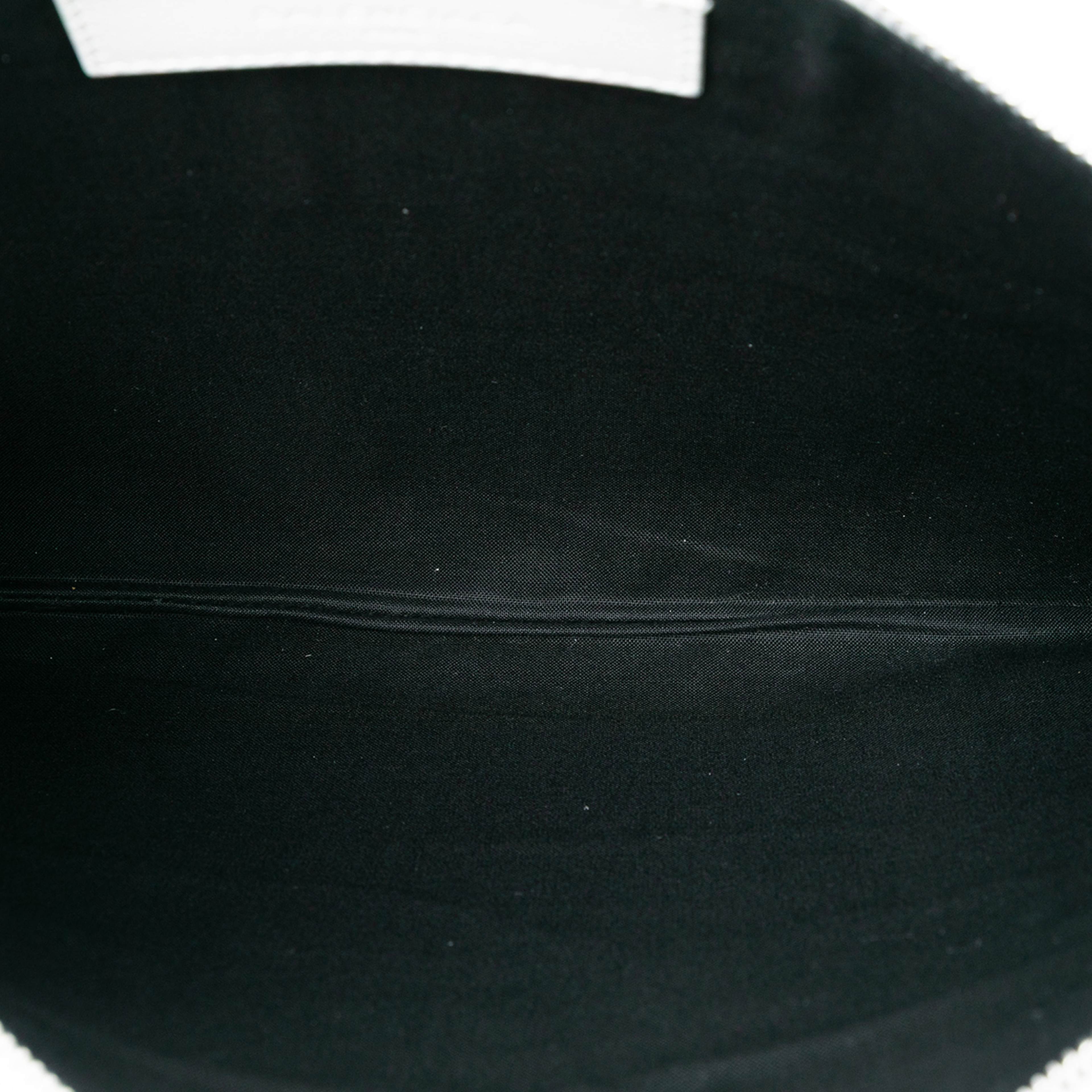 Balenciaga Leather Everyday Clutch, från Luxclusif, i färgen white. Klicka för att öppna bilden i stort format