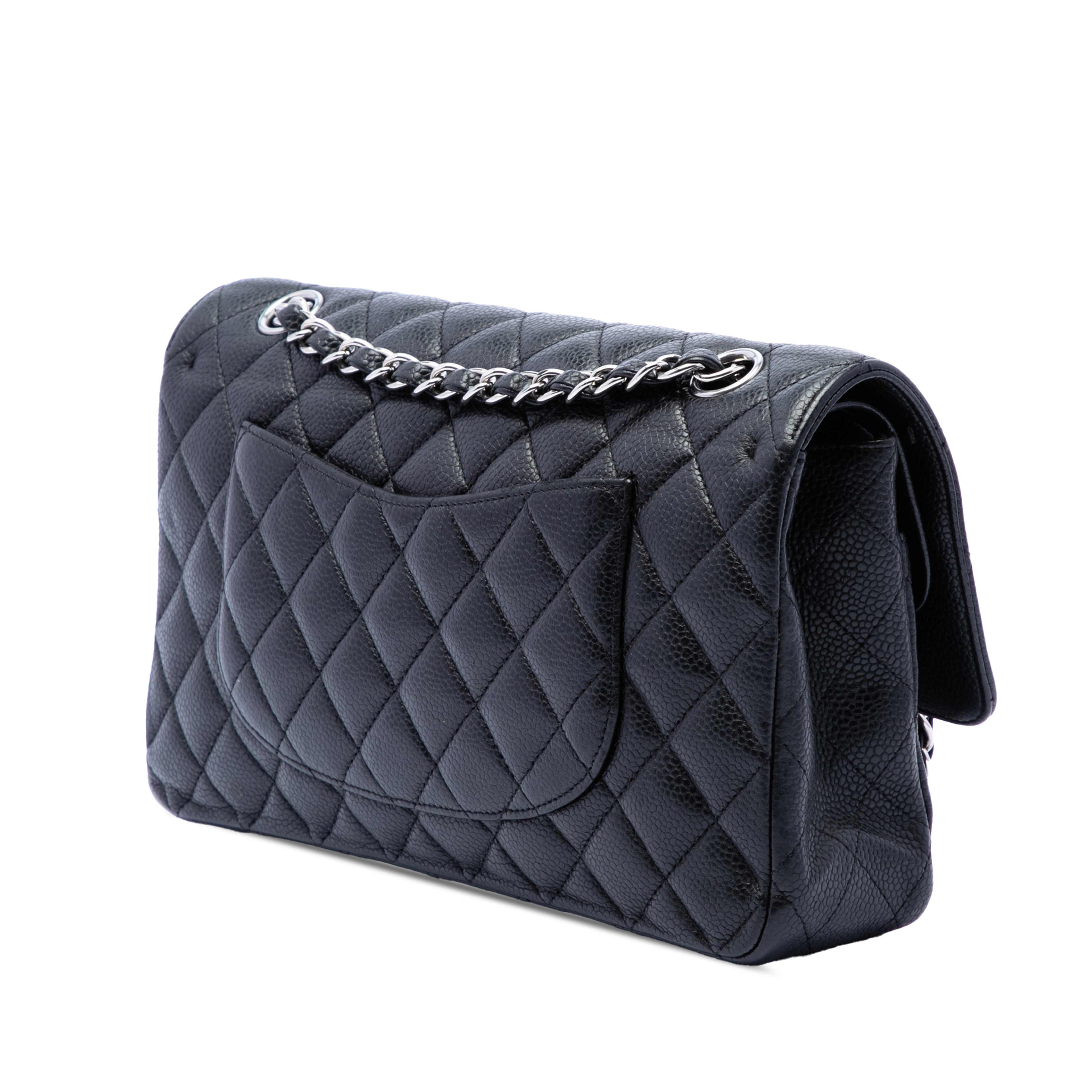 Chanel Medium Classic Caviar Double Flap, från Luxclusif, i färgen black. Klicka för att öppna bilden i stort format