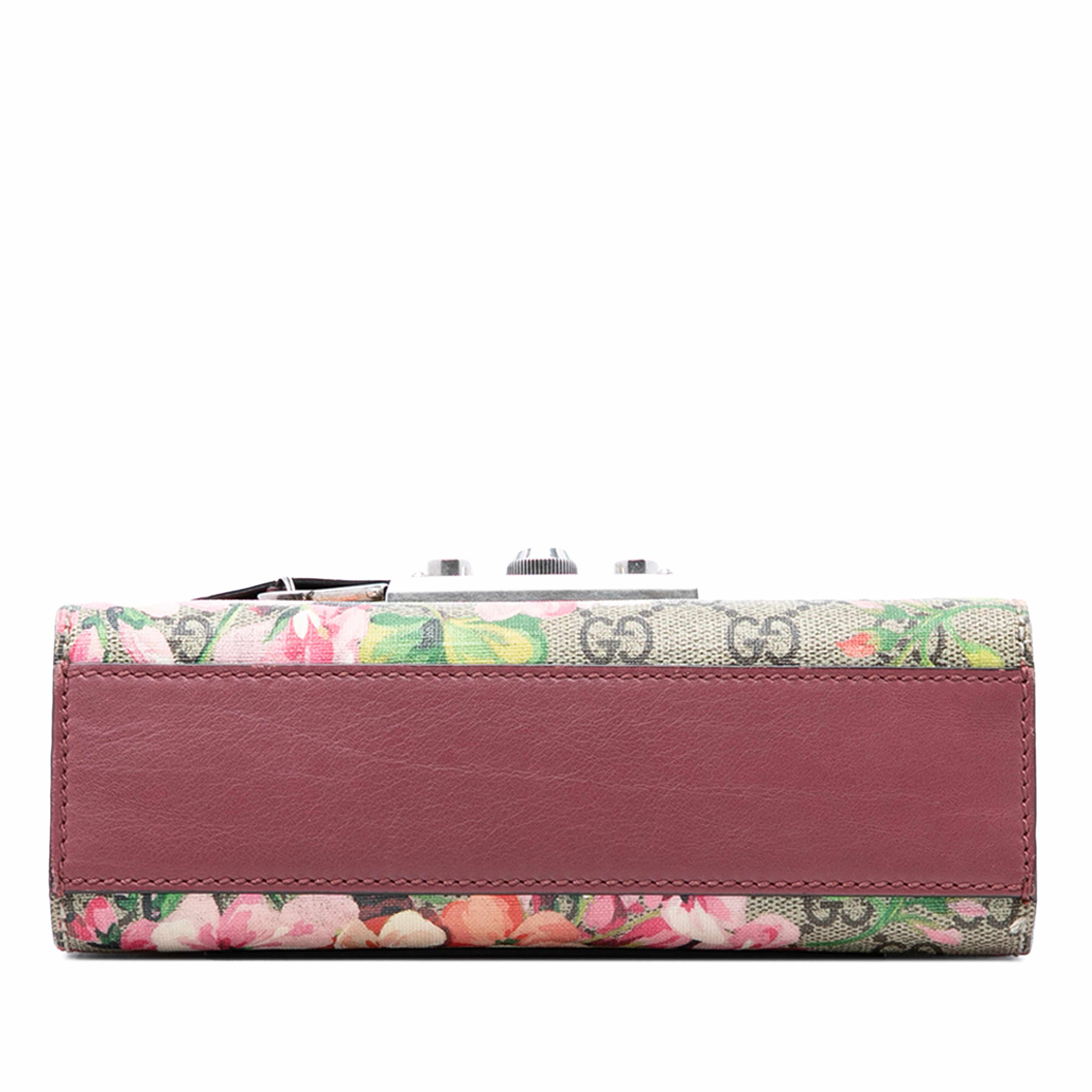 Gucci Small Gg Supreme Blooms Padlock Crossbody, från Luxclusif, i färgen beige. Klicka för att öppna bilden i stort format