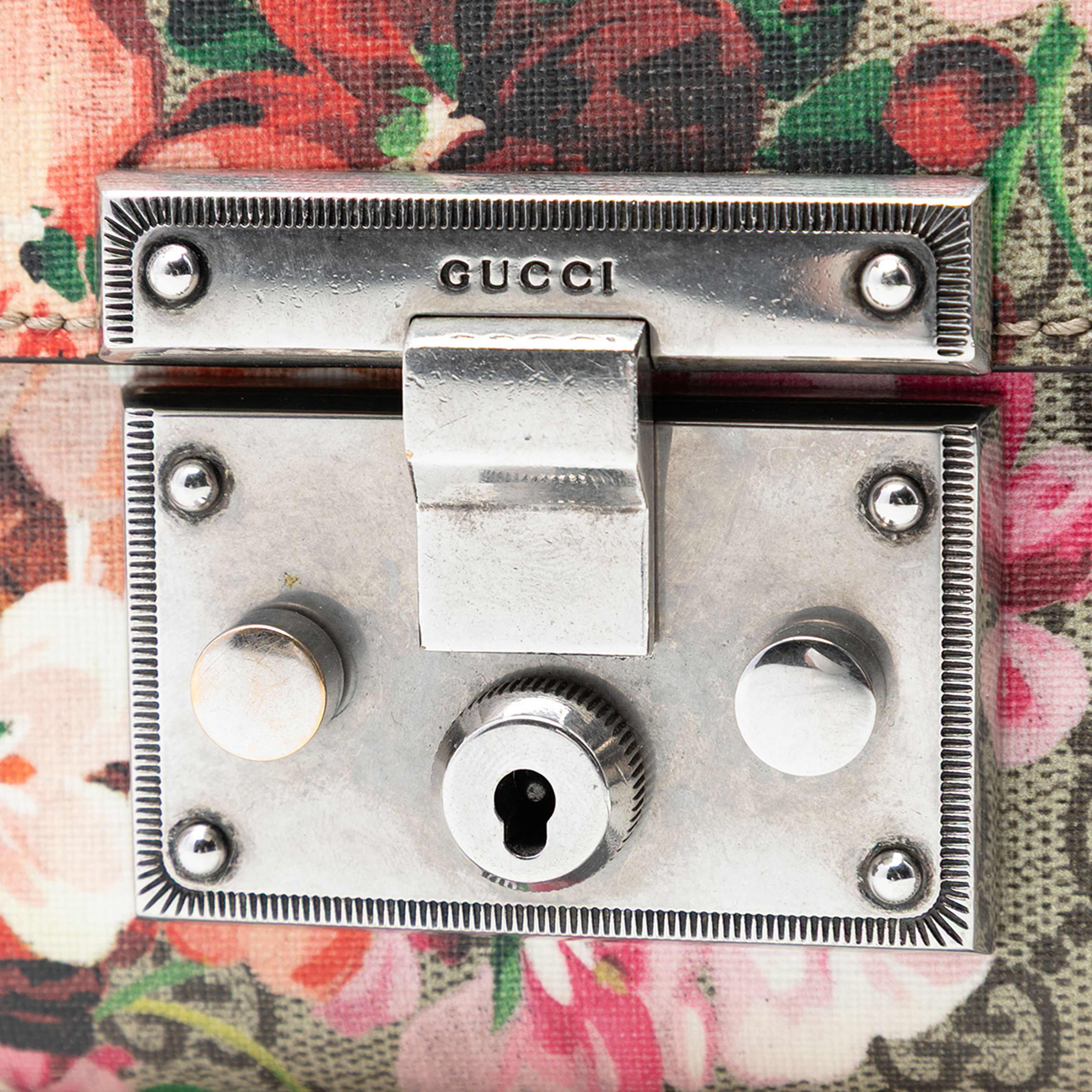 Gucci Small Gg Supreme Blooms Padlock Crossbody, från Luxclusif, i färgen beige. Klicka för att öppna bilden i stort format