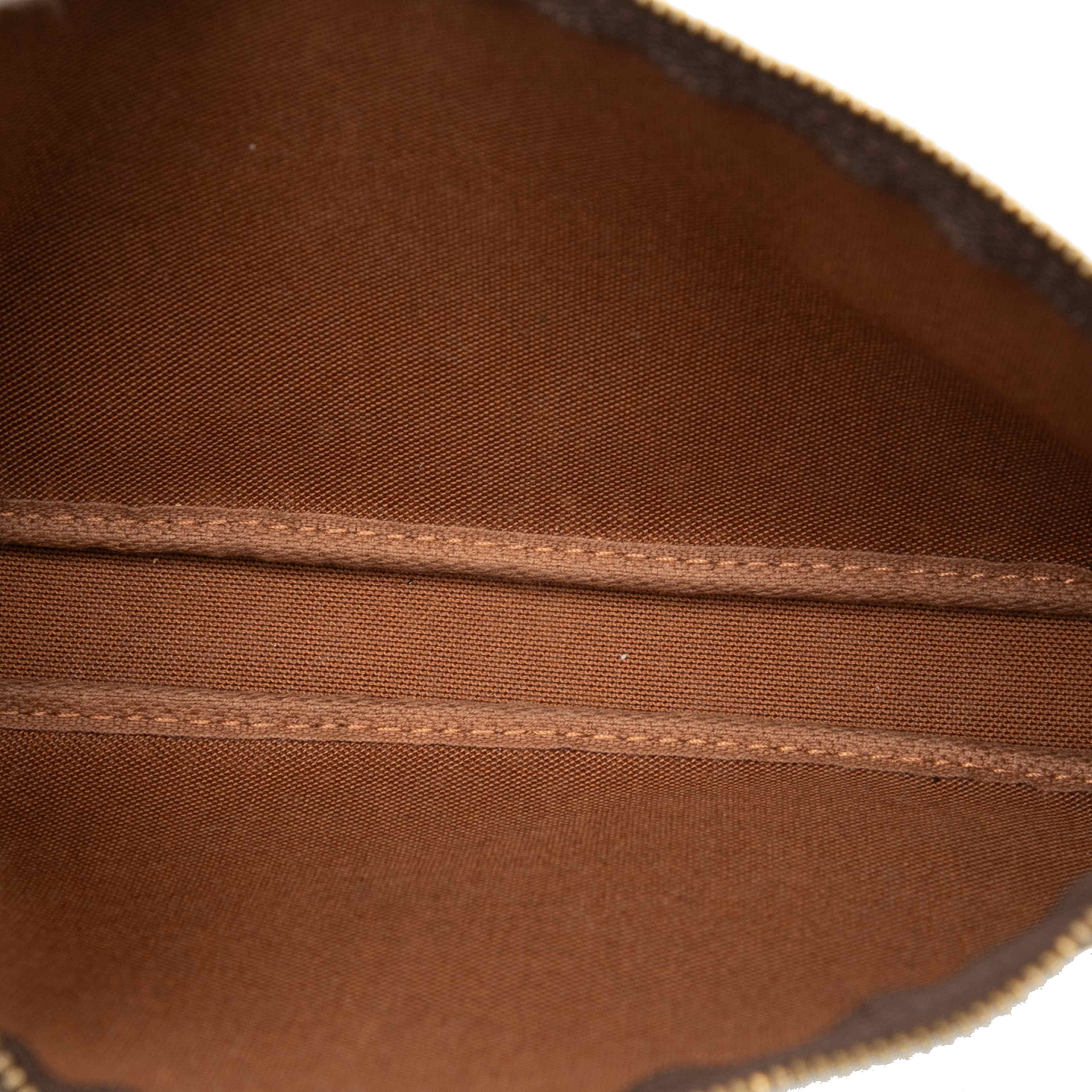 Louis Vuitton Monogram Pochette Accessoires, från Luxclusif, i färgen brown. Klicka för att öppna bilden i stort format