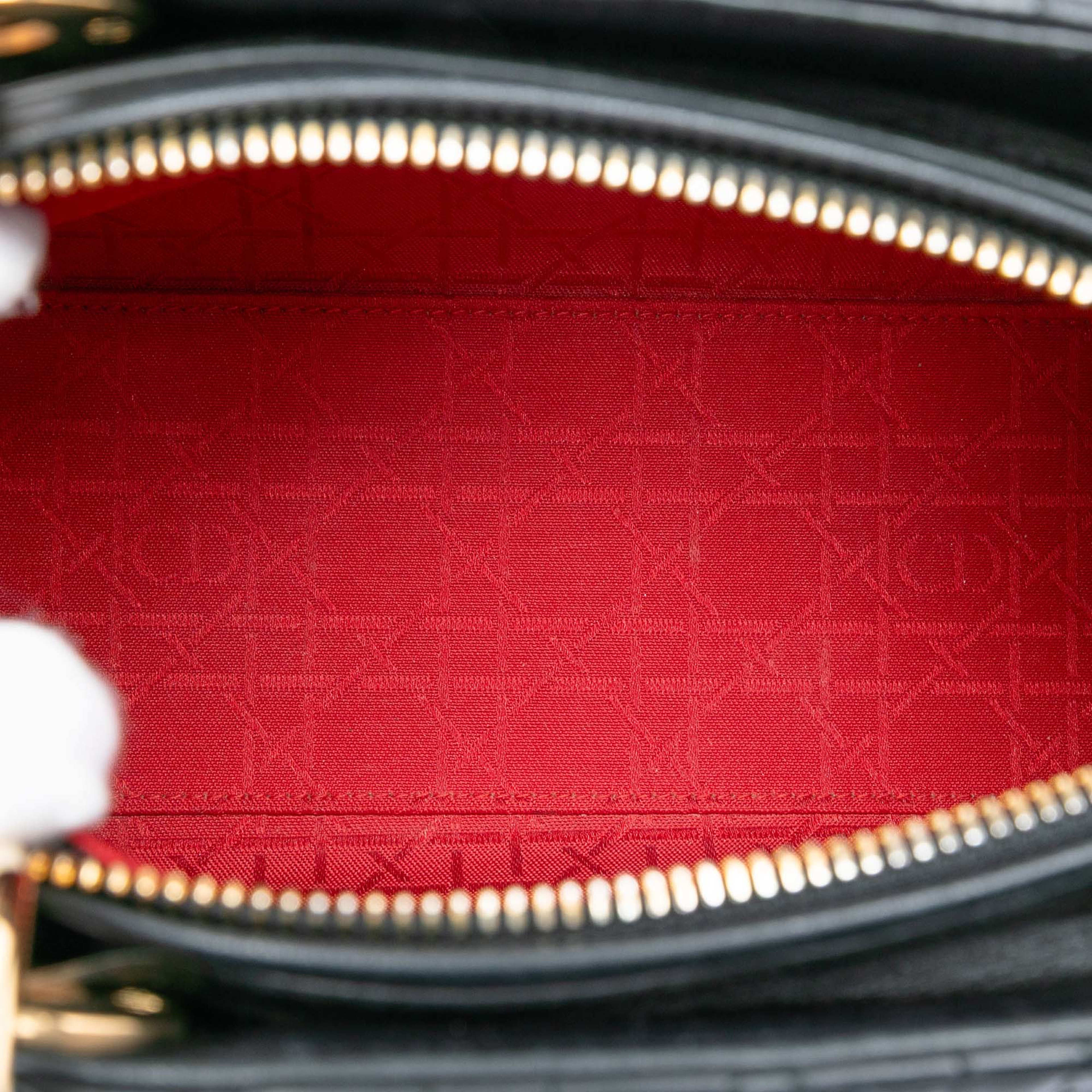 Dior Medium Lambskin Cannage Lady Dior, från Luxclusif, i färgen black. Klicka för att öppna bilden i stort format