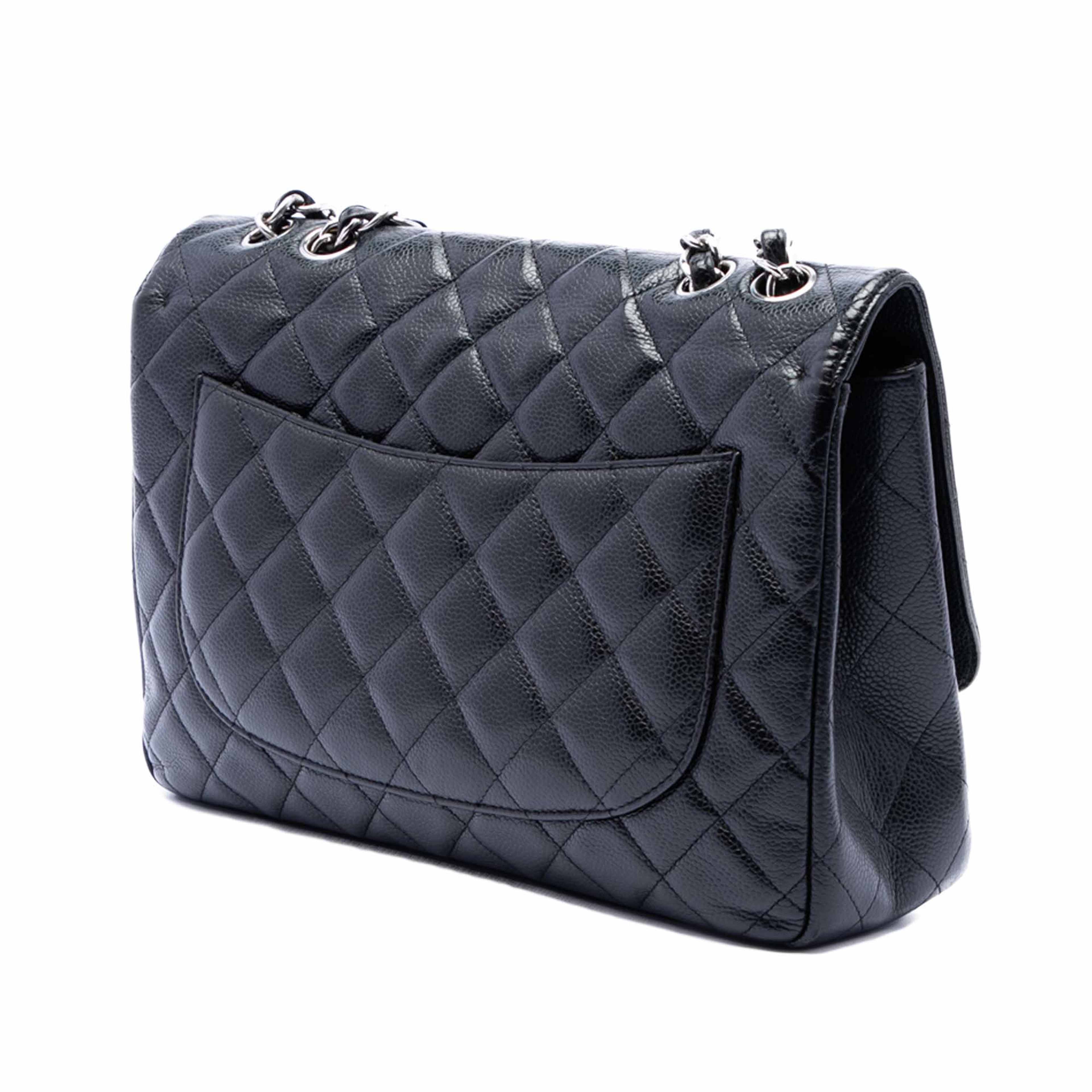 Chanel Jumbo Classic Caviar Single Flap, från Luxclusif, i färgen svart. Klicka för att öppna bilden i stort format
