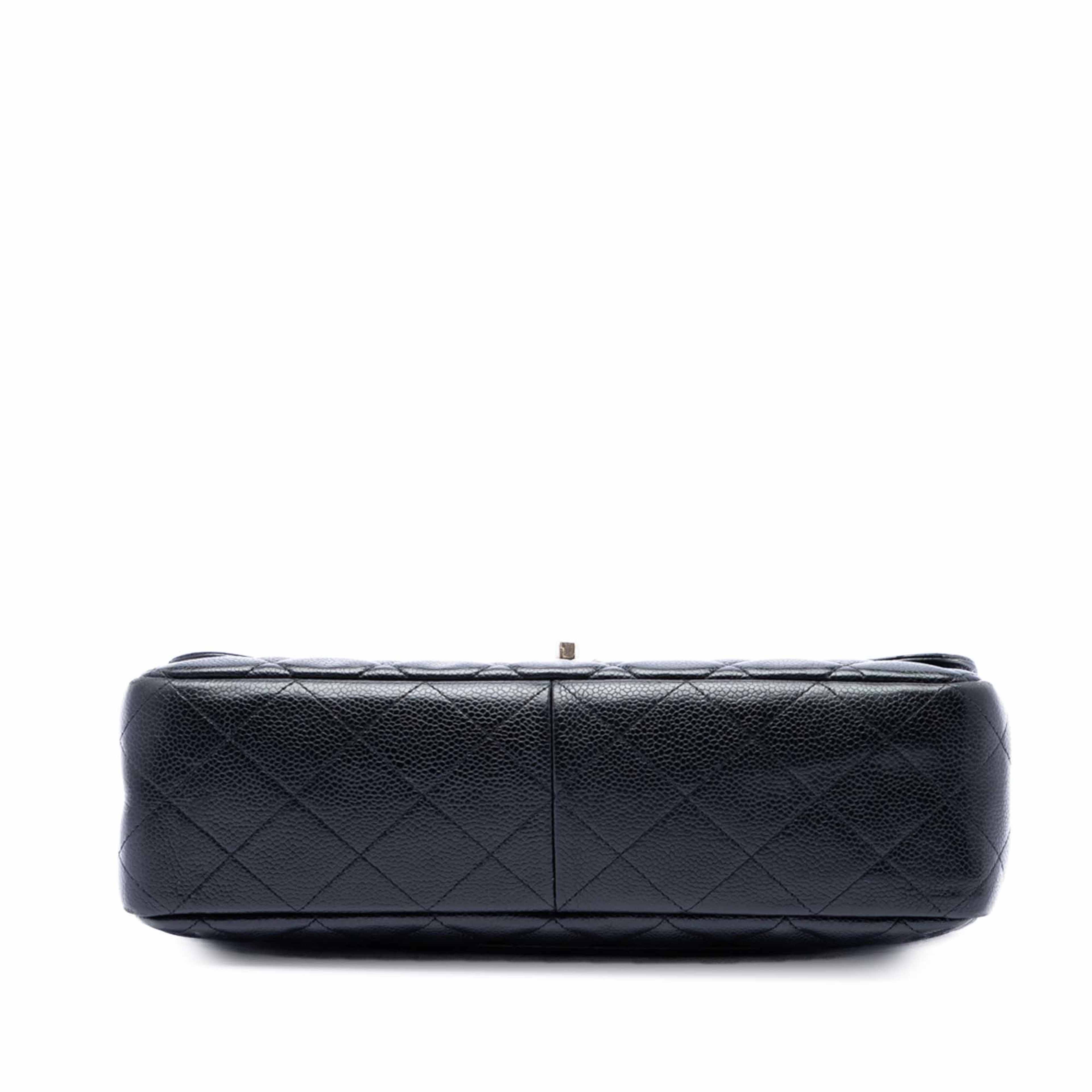 Chanel Jumbo Classic Caviar Single Flap, från Luxclusif, i färgen black. Klicka för att öppna bilden i stort format