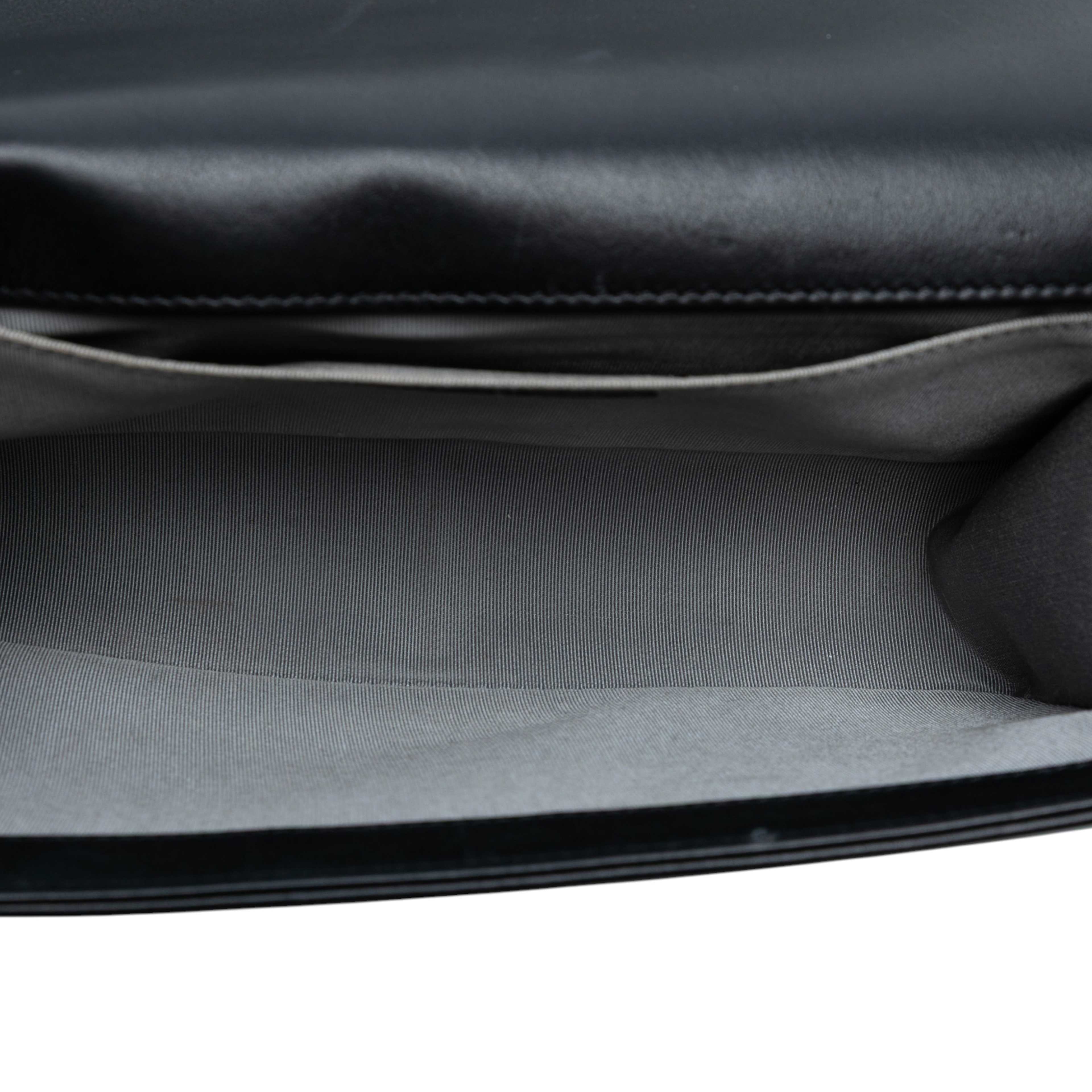 Chanel Old Medium Chevron Lambskin Boy Flap, från Luxclusif, i färgen black. Klicka för att öppna bilden i stort format