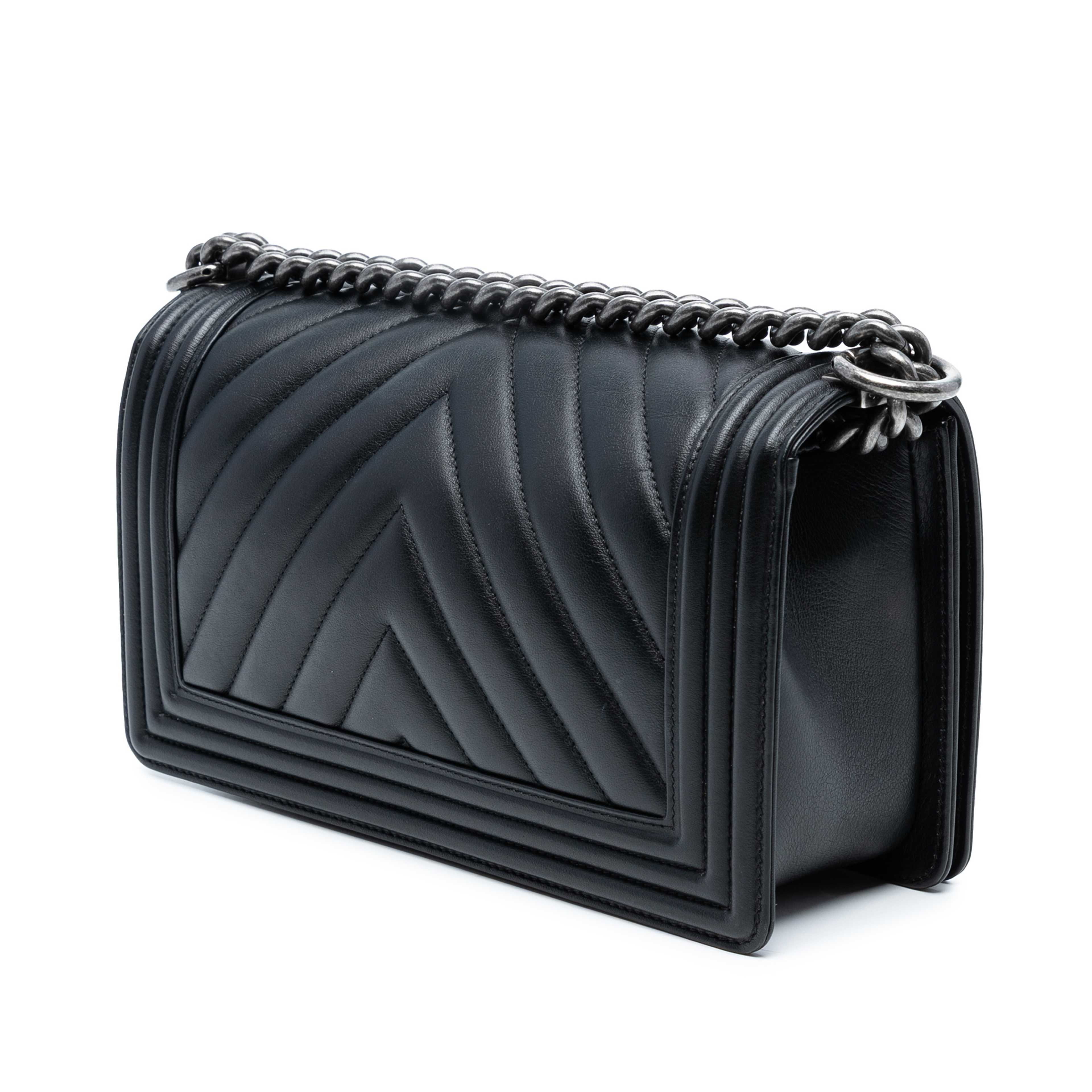 Chanel Old Medium Chevron Lambskin Boy Flap, från Luxclusif, i färgen black. Klicka för att öppna bilden i stort format