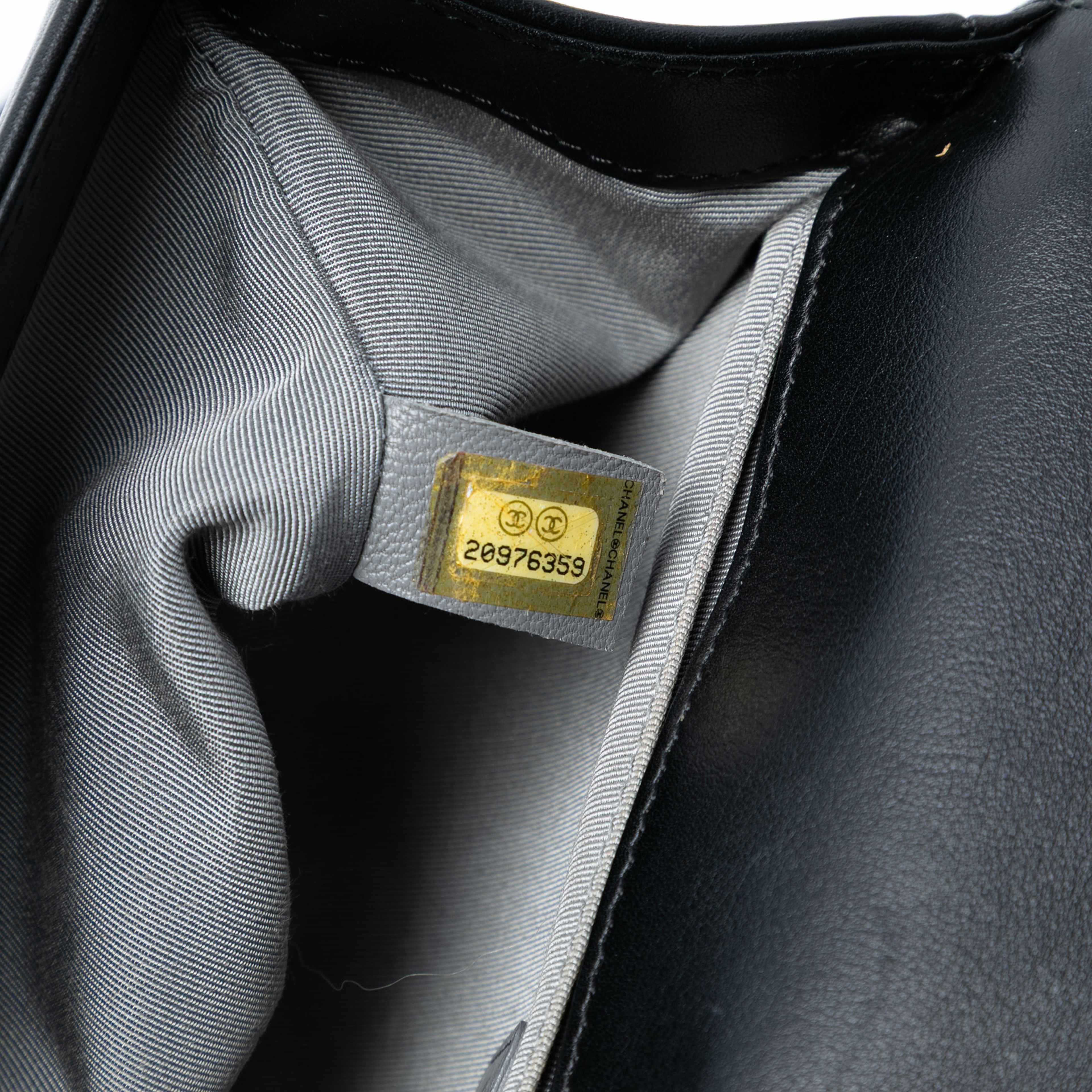 Chanel Old Medium Chevron Lambskin Boy Flap, från Luxclusif, i färgen black. Klicka för att öppna bilden i stort format