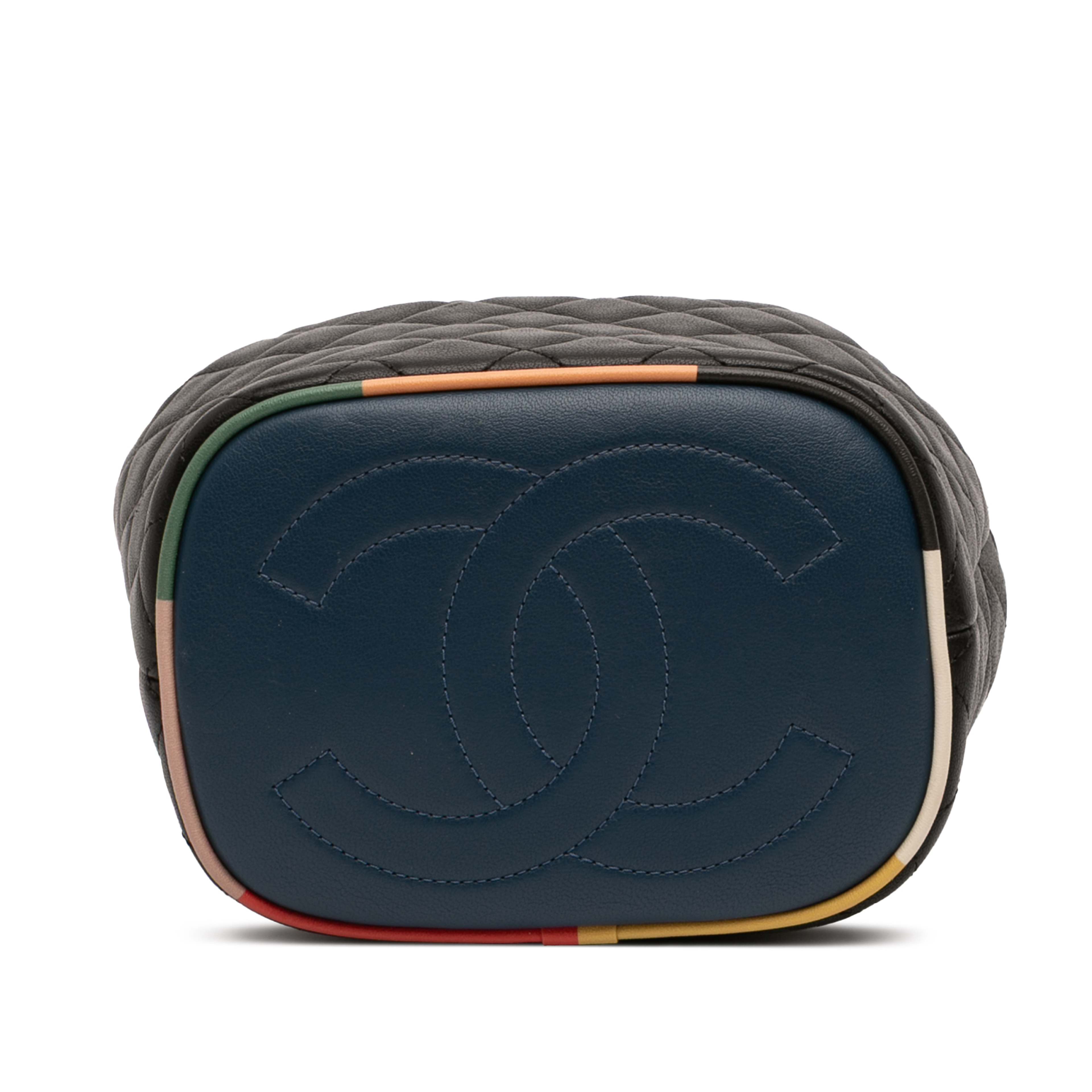 Chanel Cc Quilted Lambskin Cuba Drawstring Bucket Bag, från Luxclusif, i färgen navy. Klicka för att öppna bilden i stort format