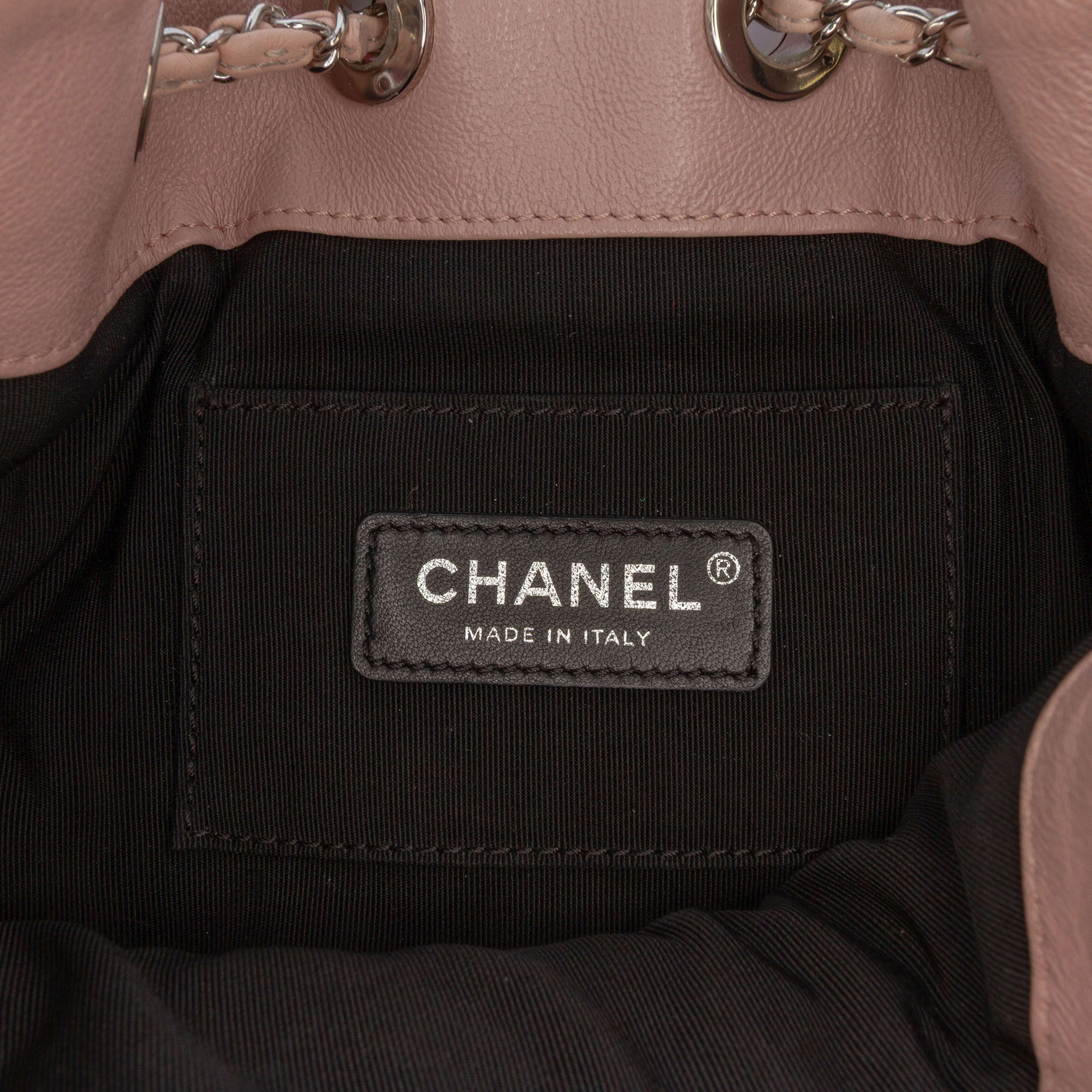 Chanel Cc Quilted Lambskin Cuba Drawstring Bucket Bag, från Luxclusif, i färgen navy. Klicka för att öppna bilden i stort format