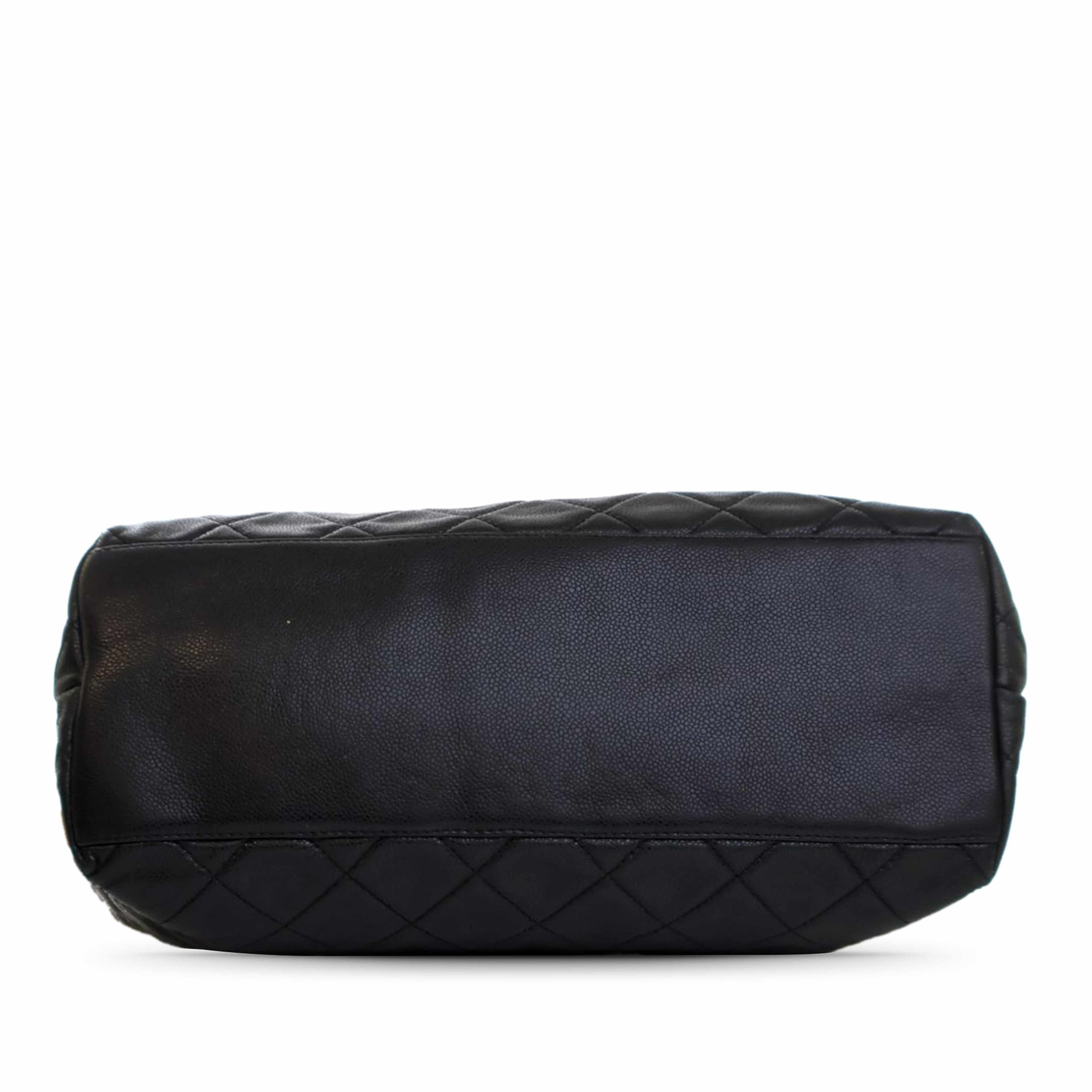 Chanel Reissue Quilted Caviar Messenger Flap, från Luxclusif, i färgen black. Klicka för att öppna bilden i stort format