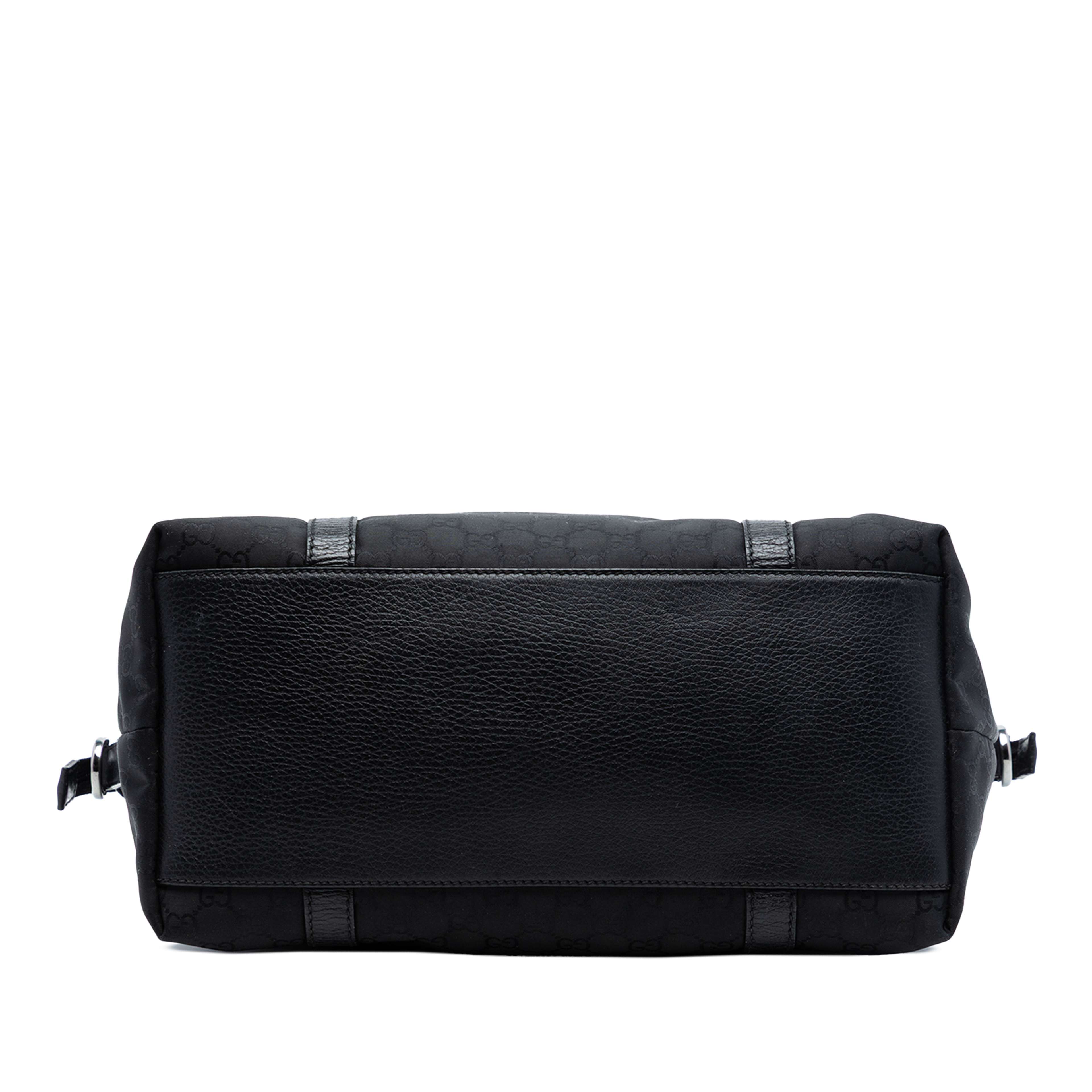 Gucci Large Gg Canvas Charm Dome Satchel, från Luxclusif, i färgen svart. Klicka för att öppna bilden i stort format