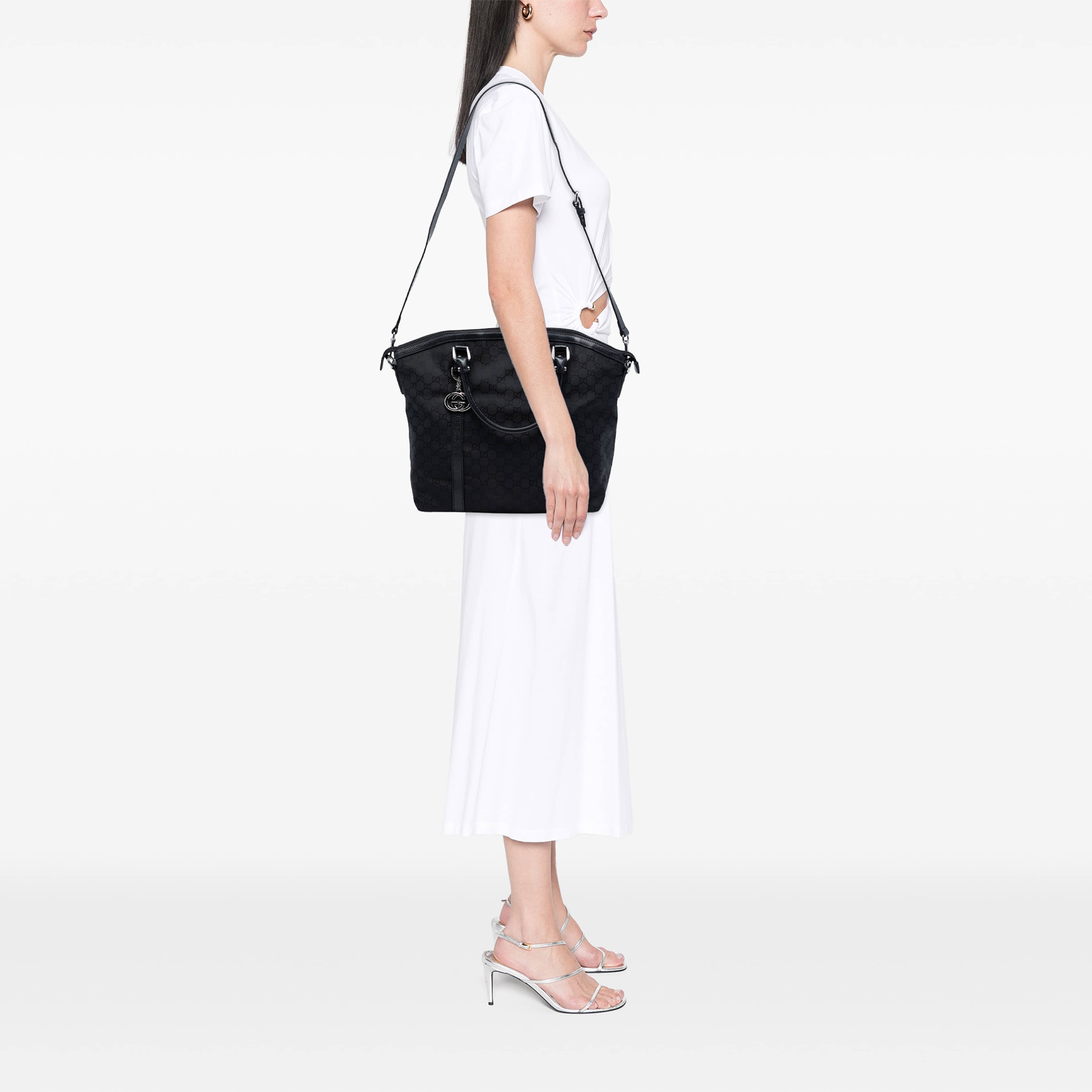 Gucci Large Gg Canvas Charm Dome Satchel, från Luxclusif, i färgen svart. Klicka för att öppna bilden i stort format