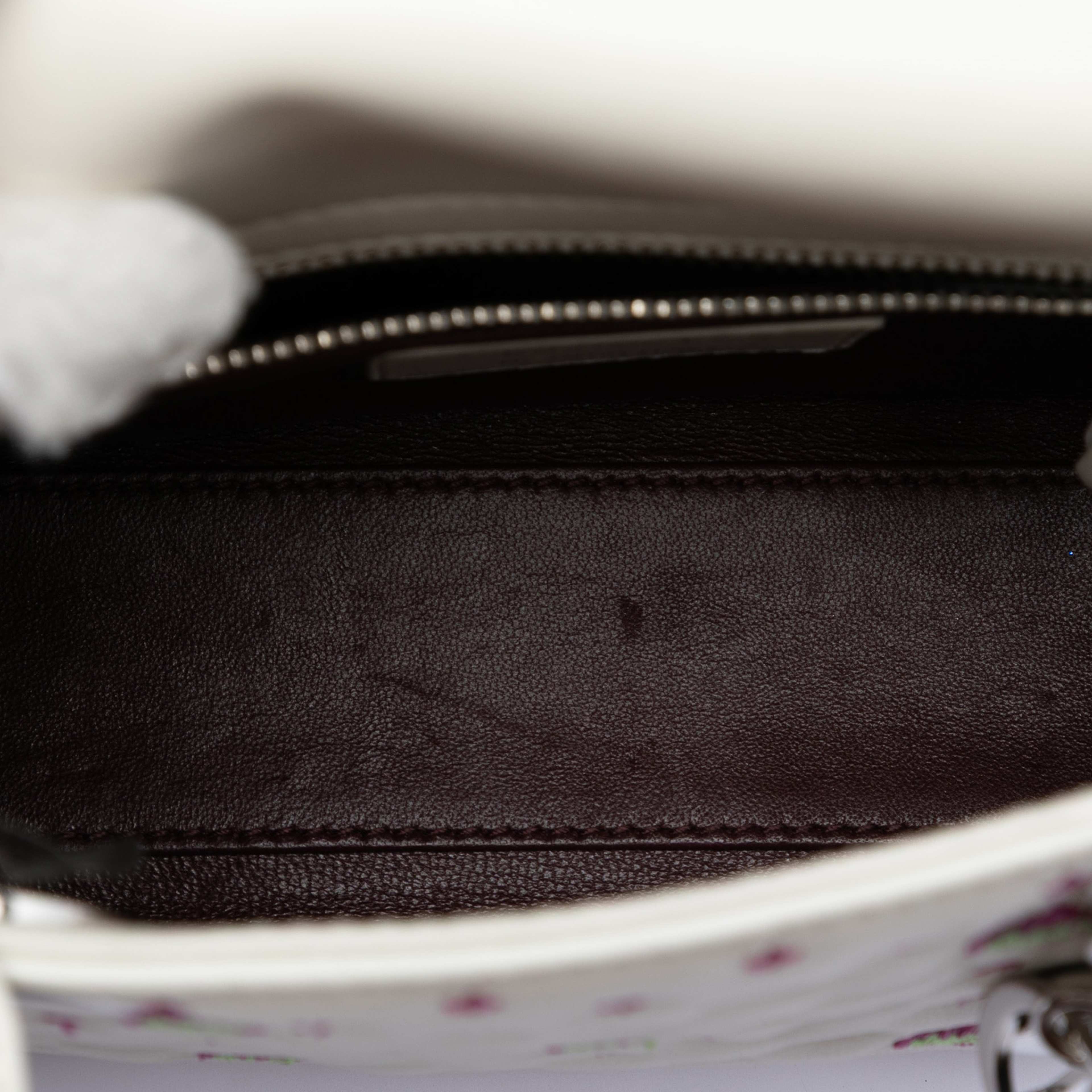 Dior Mini Embroidered Calfskin Lady Dior, från Luxclusif, i färgen white. Klicka för att öppna bilden i stort format