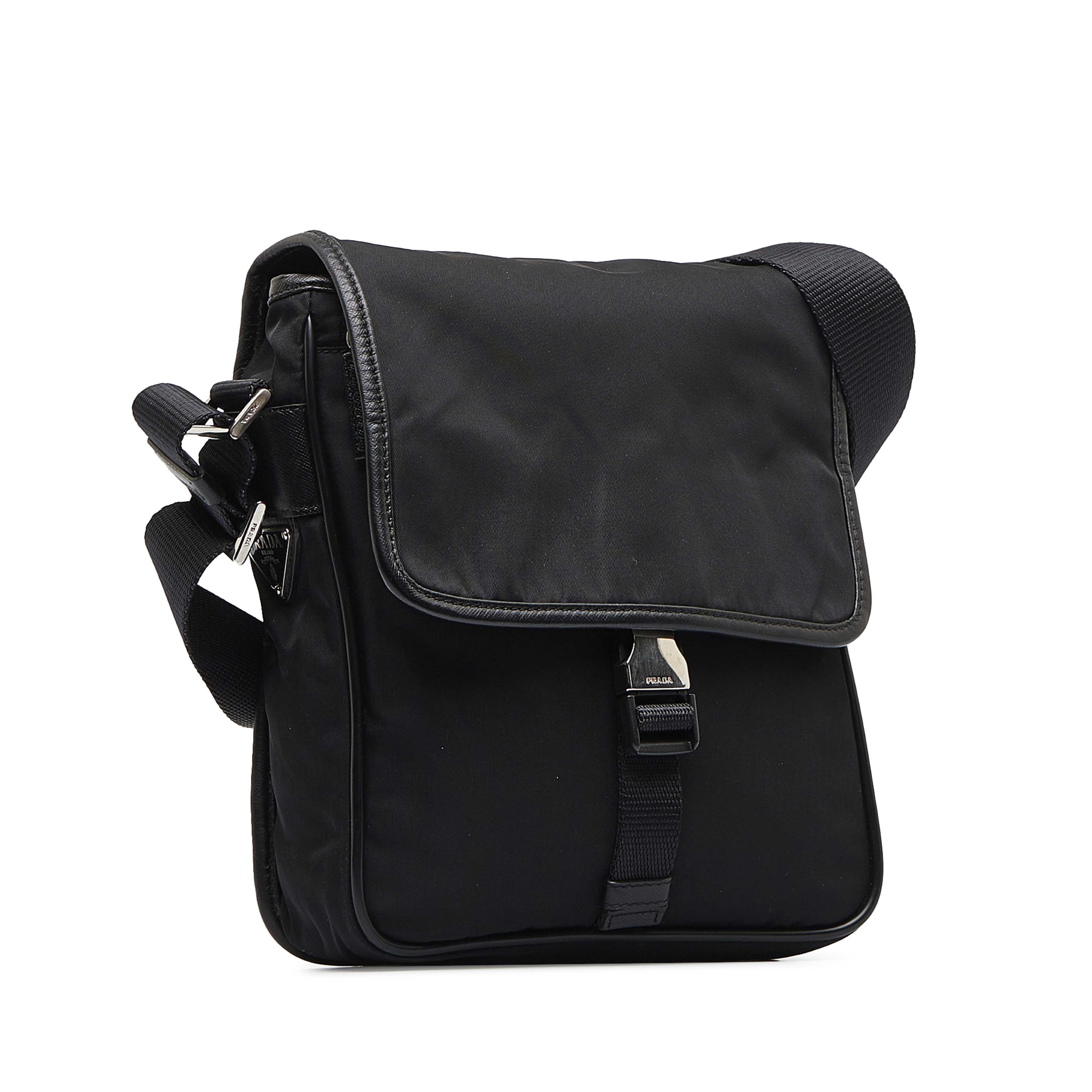 Prada Tessuto Buckle Messenger Bag, från Luxclusif, i färgen svart. Klicka för att öppna bilden i stort format