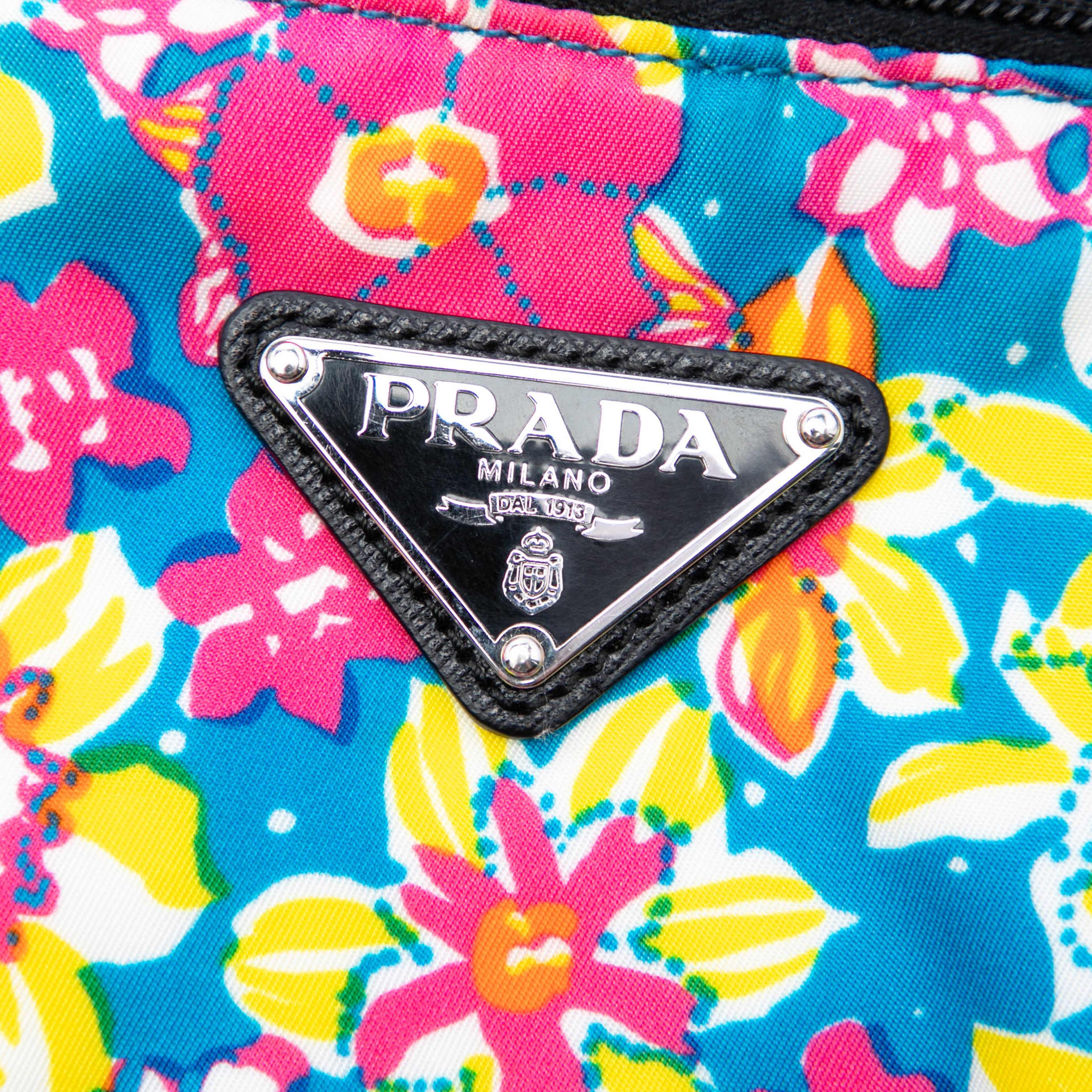 Prada Tessuto Stampato Satchel, från Luxclusif, i färgen blå. Klicka för att öppna bilden i stort format