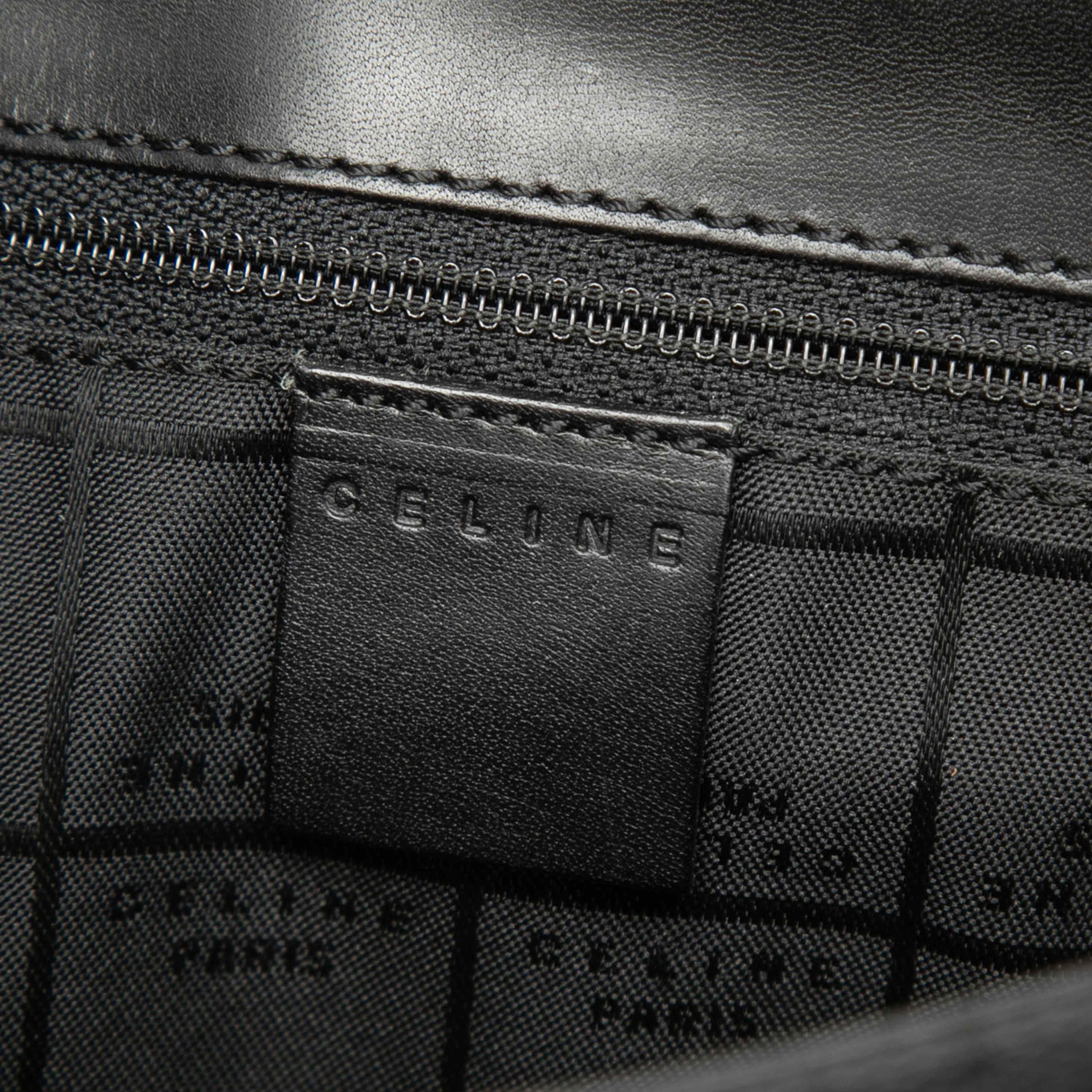 Celine C Macadam Canvas Shoulder Bag, från Luxclusif, i färgen svart. Klicka för att öppna bilden i stort format