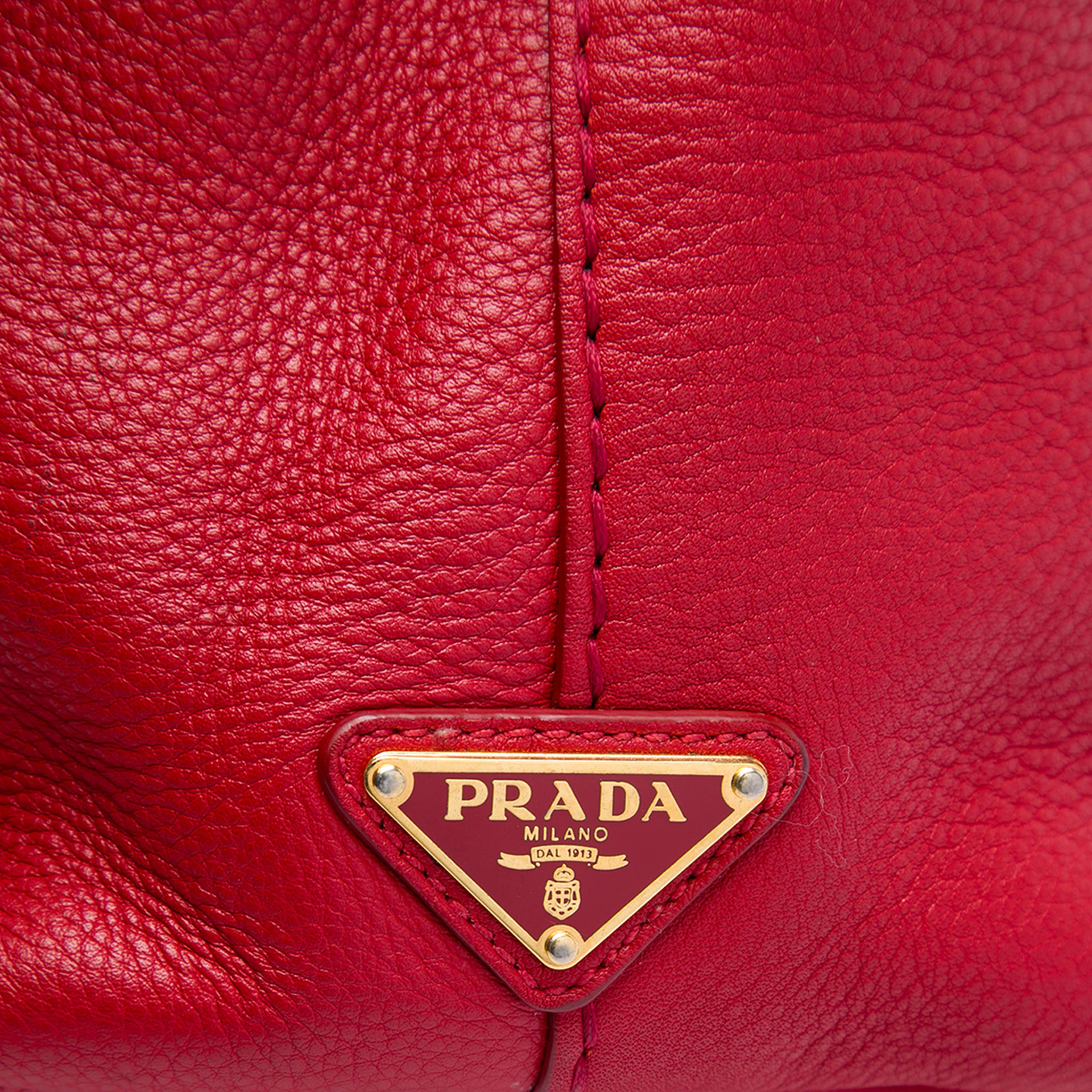 Prada Vitello Daino Canapa Logo Open Convertible Tote, från Luxclusif, i färgen röd. Klicka för att öppna bilden i stort format